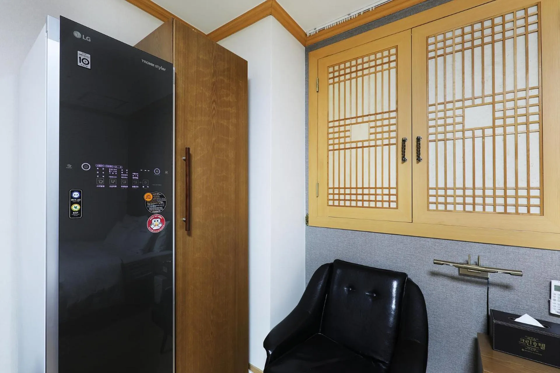 wardrobe in BOLTON Hotel