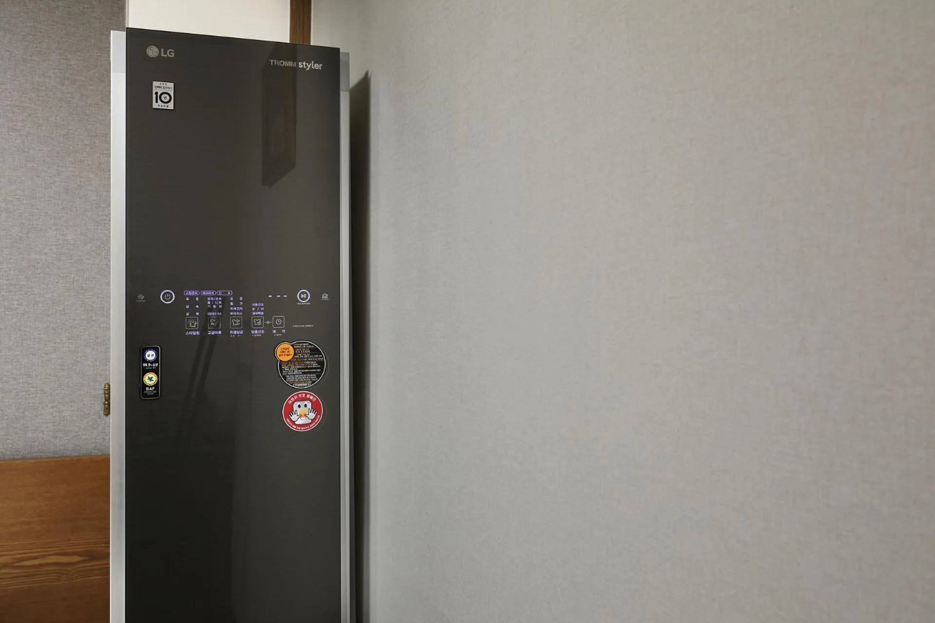 wardrobe in BOLTON Hotel