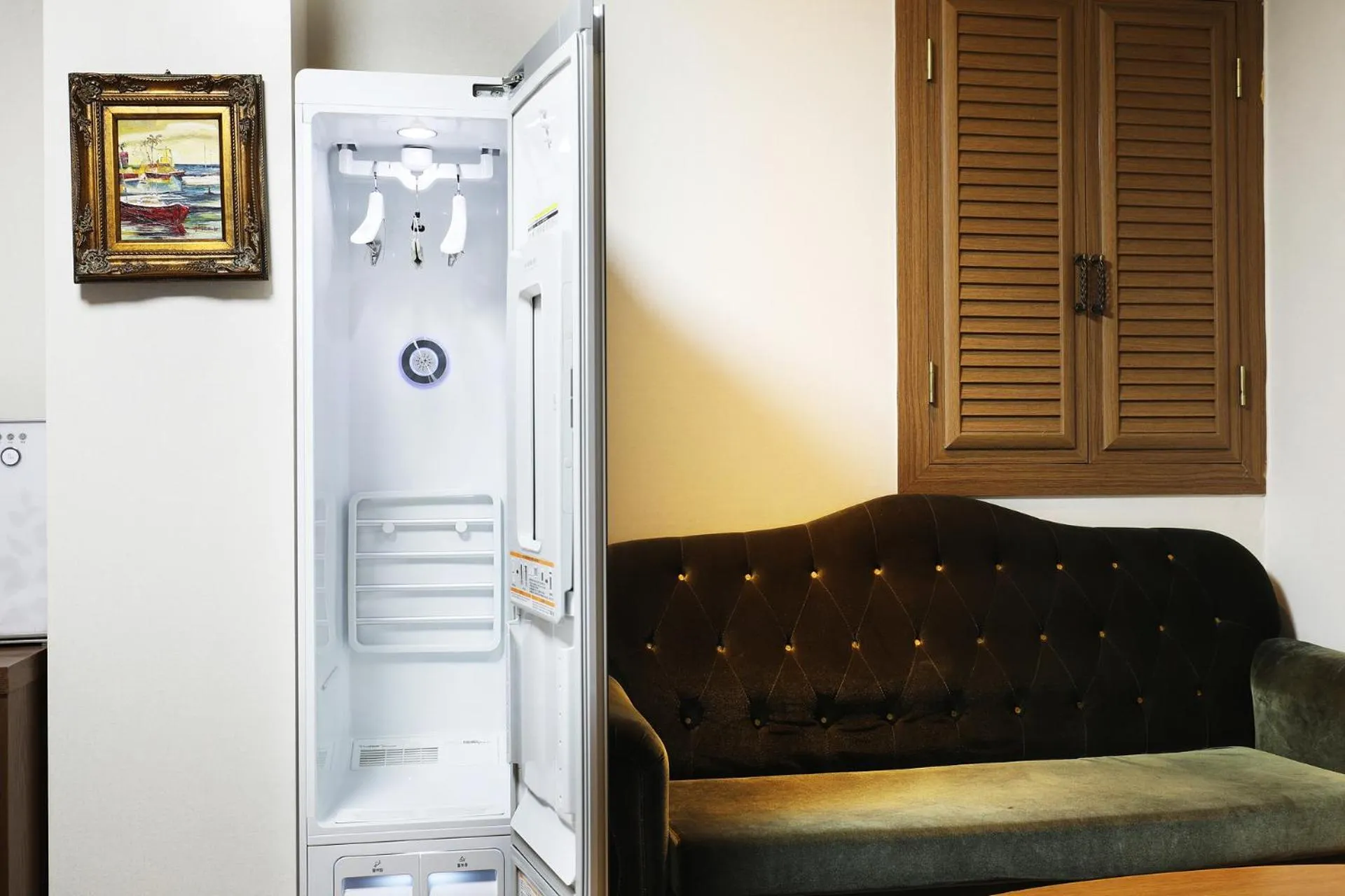 wardrobe in BOLTON Hotel