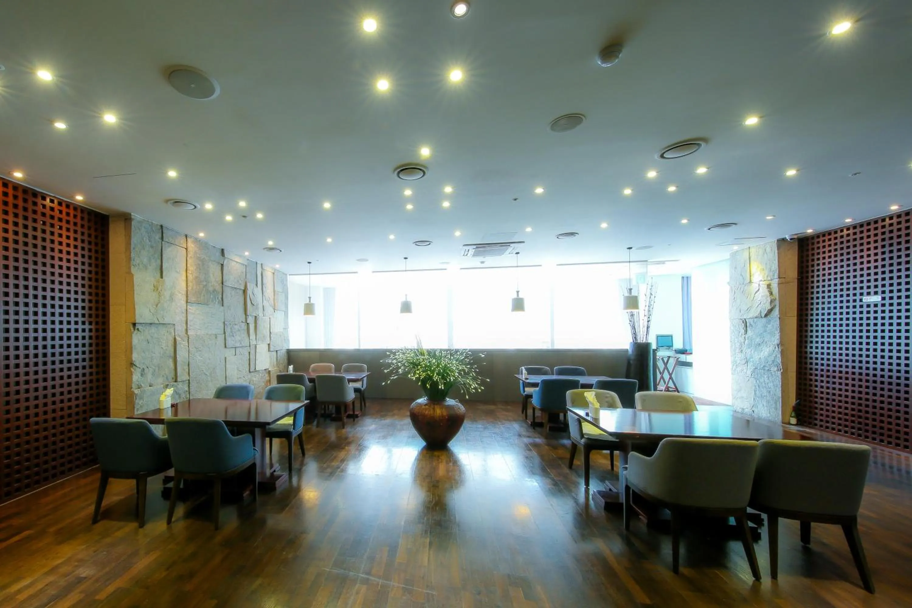 Restaurant/places to eat in BOLTON Hotel