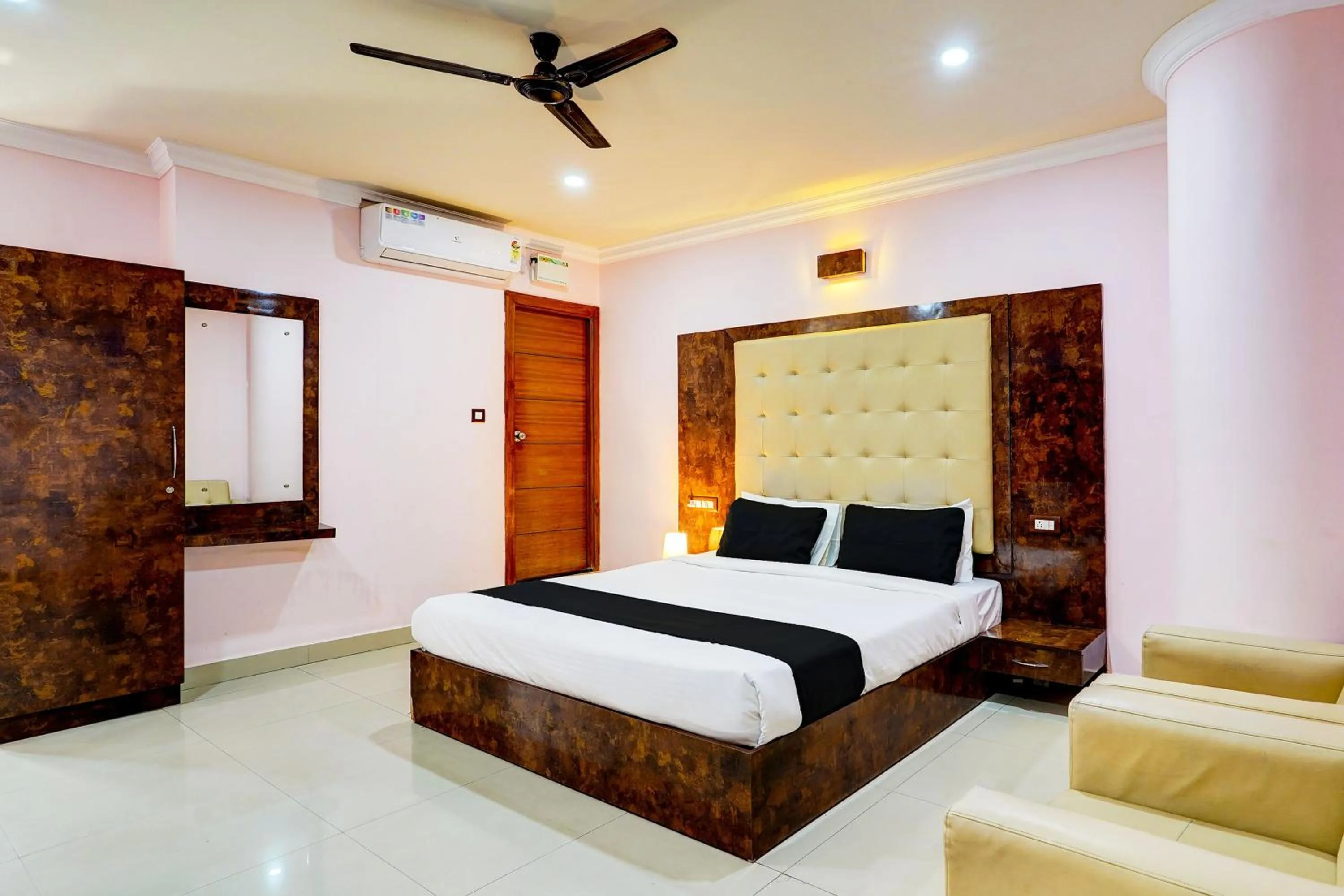 Bedroom, Bed in Super Townhouse MG Road Near Commercial Street