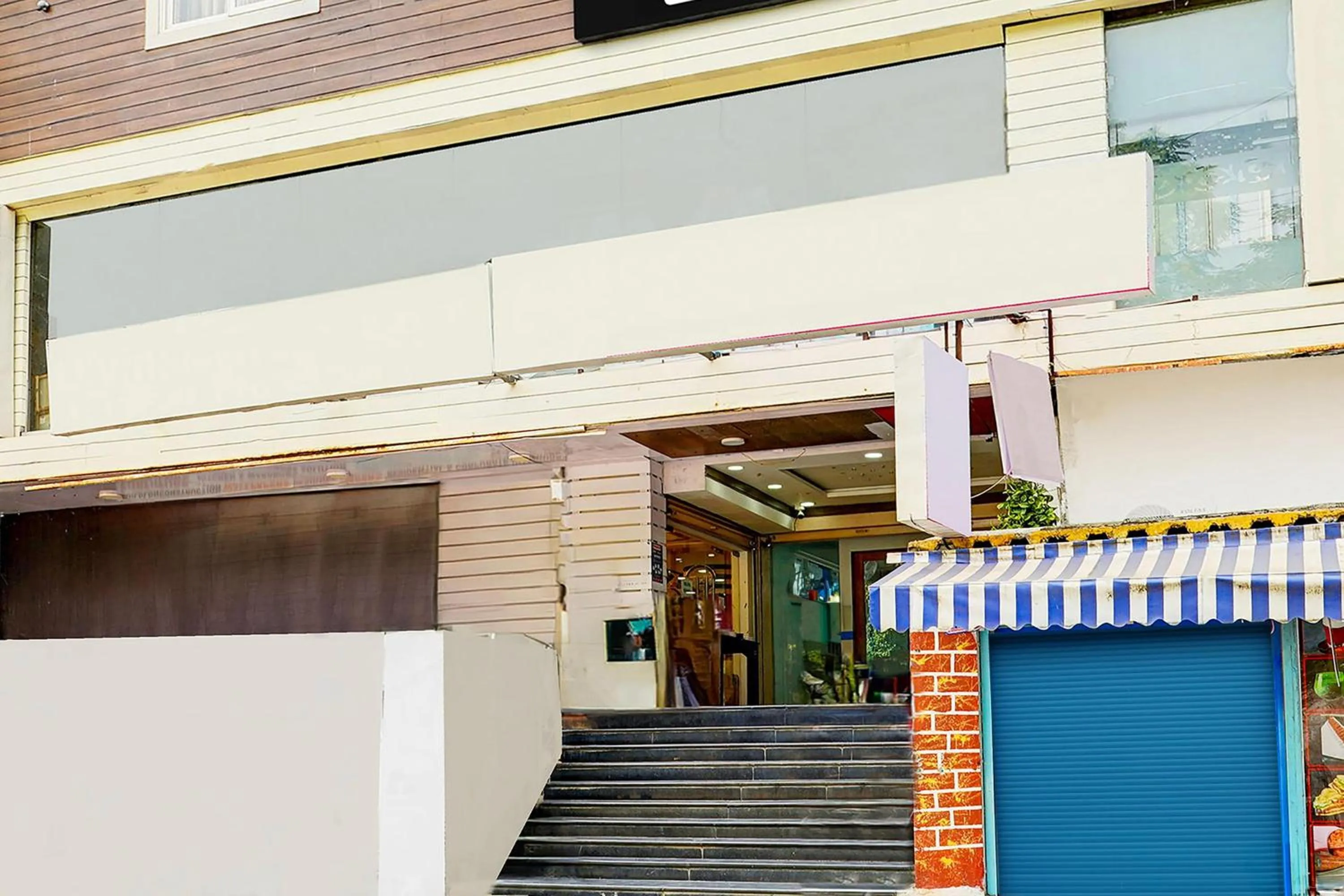 Facade/entrance in Super Townhouse MG Road Near Commercial Street