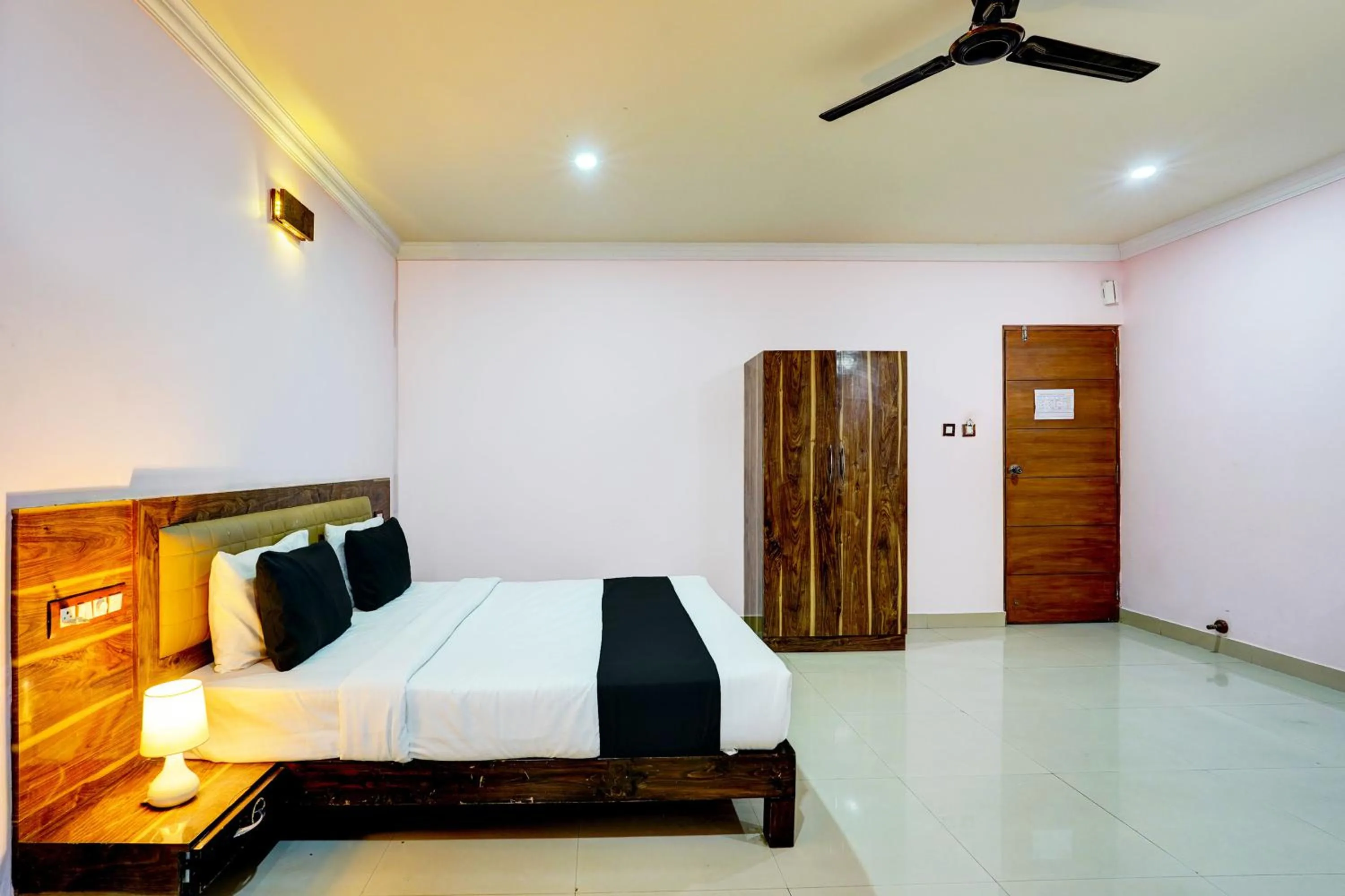 Bedroom, Bed in Super Townhouse MG Road Near Commercial Street