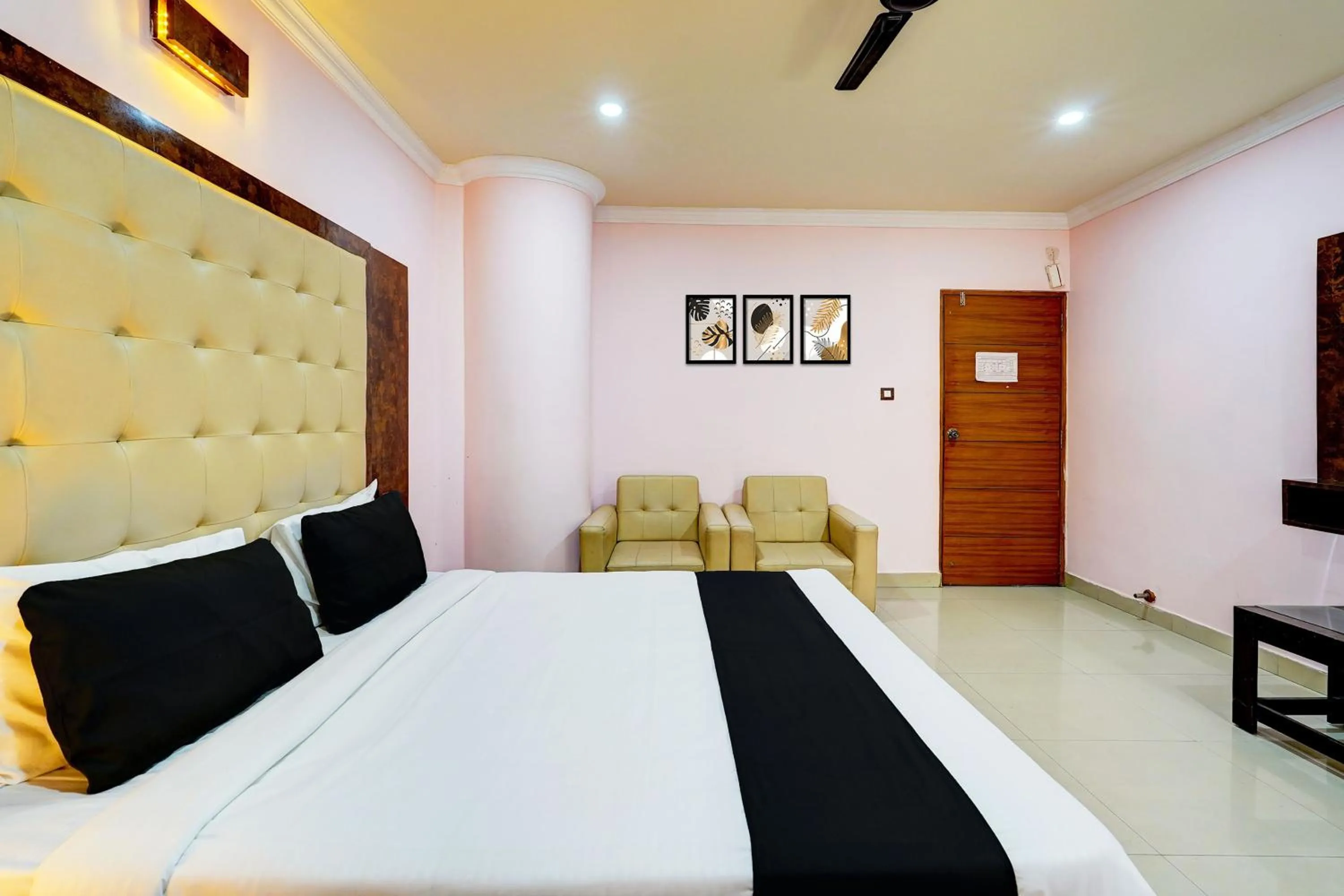 Bedroom, Bed in Super Townhouse MG Road Near Commercial Street