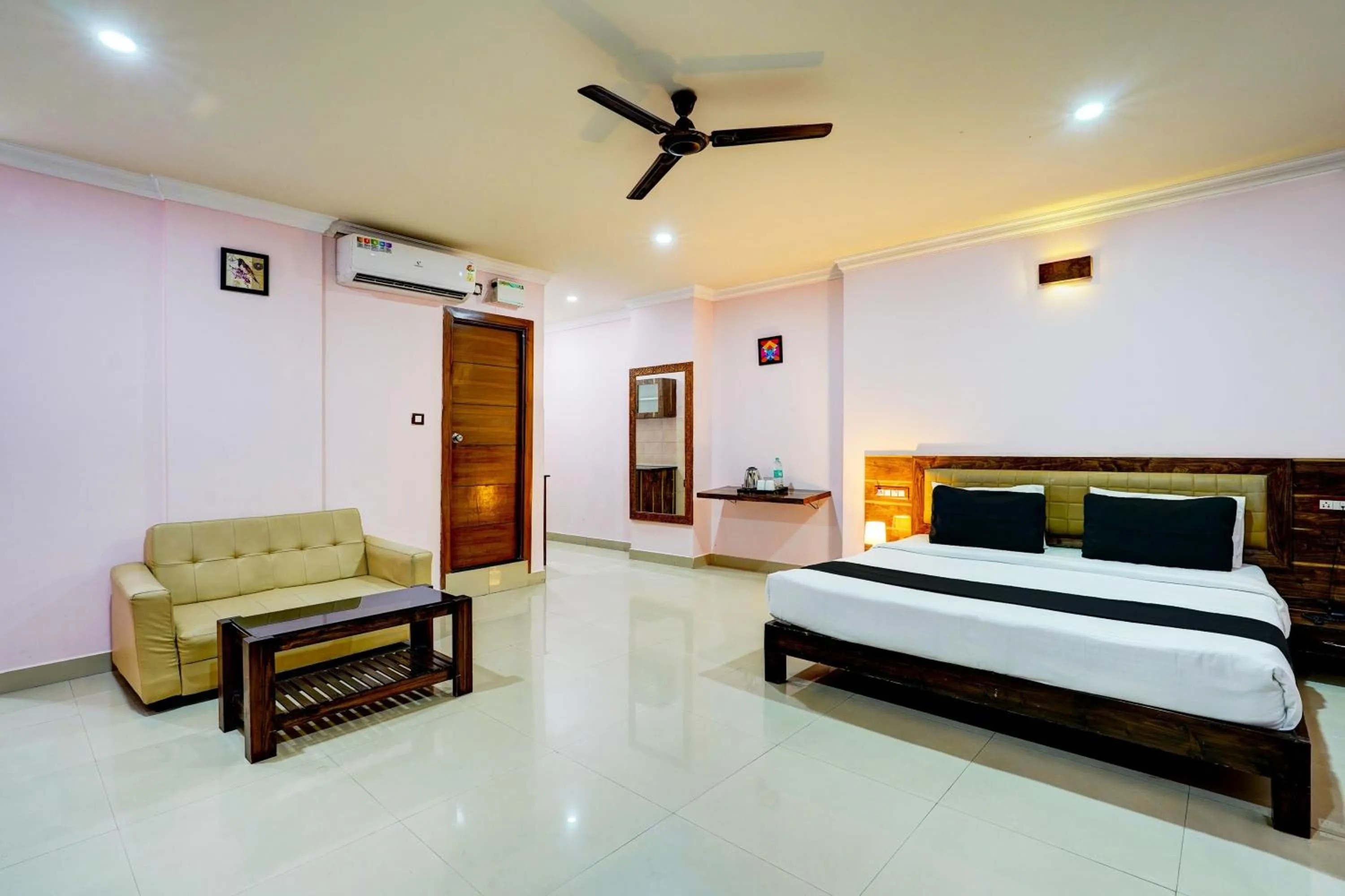 Bedroom, Bed in Super Townhouse MG Road Near Commercial Street