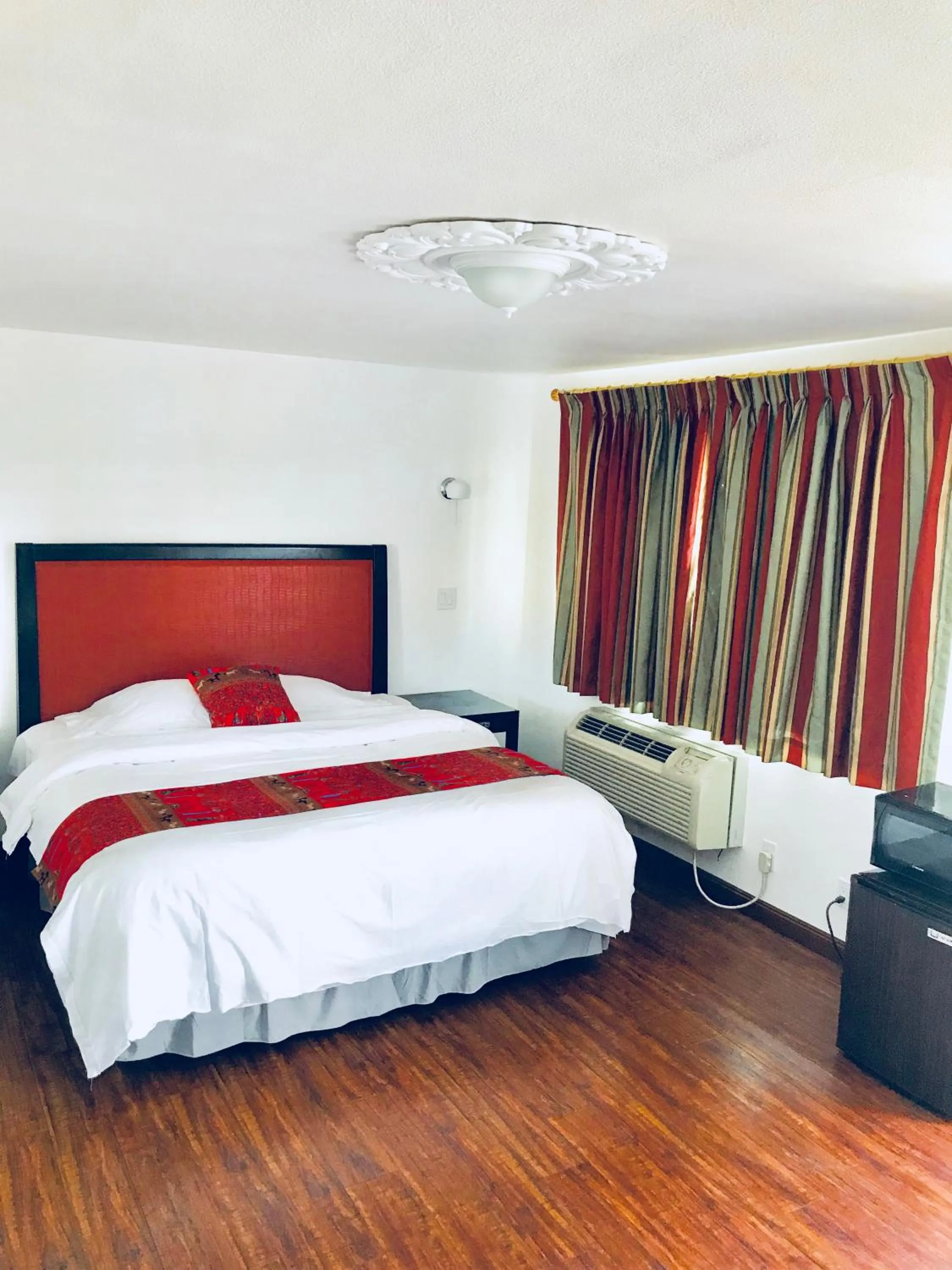 Bed in norwalk inn & suites