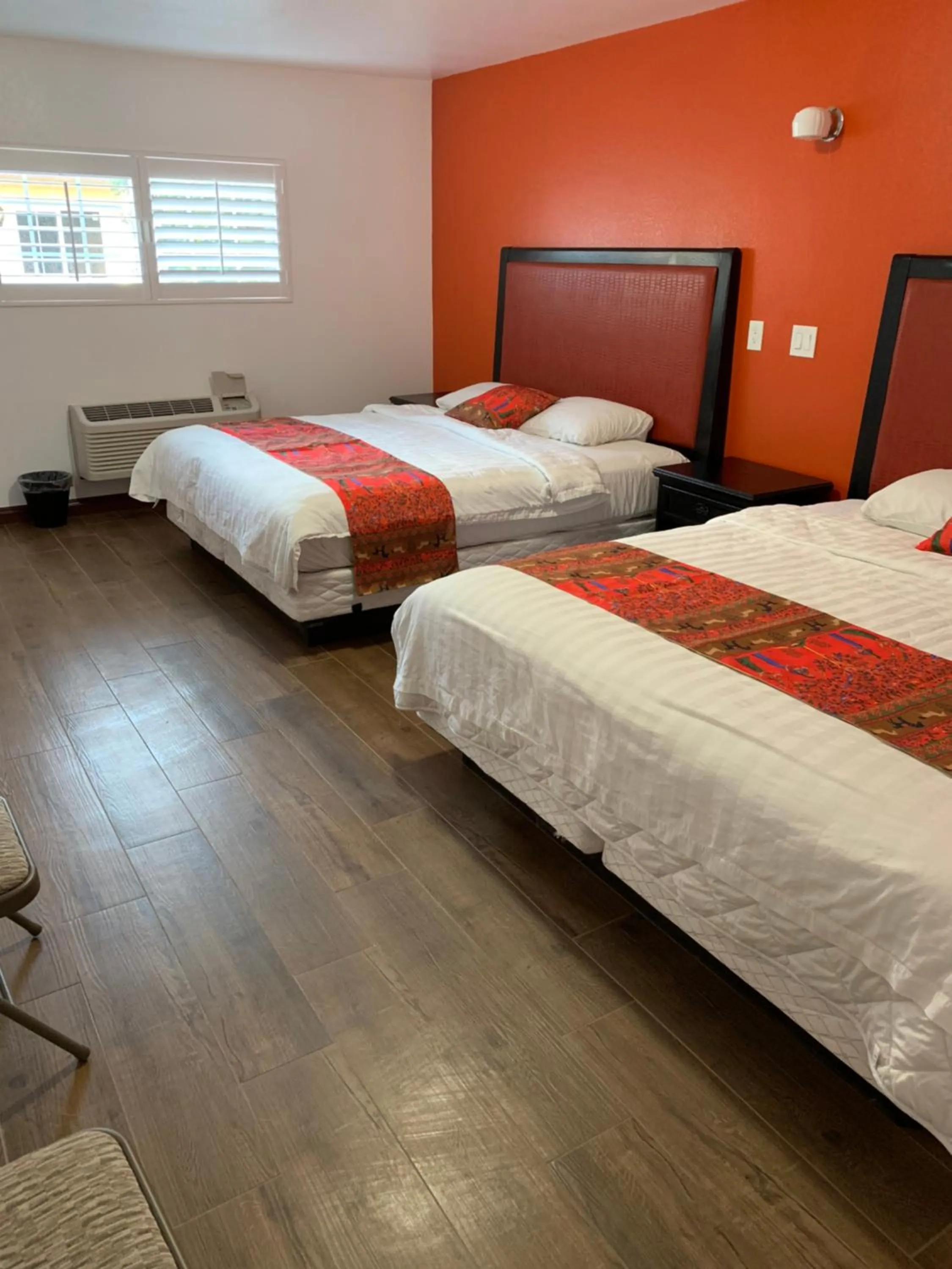 Bed in norwalk inn & suites