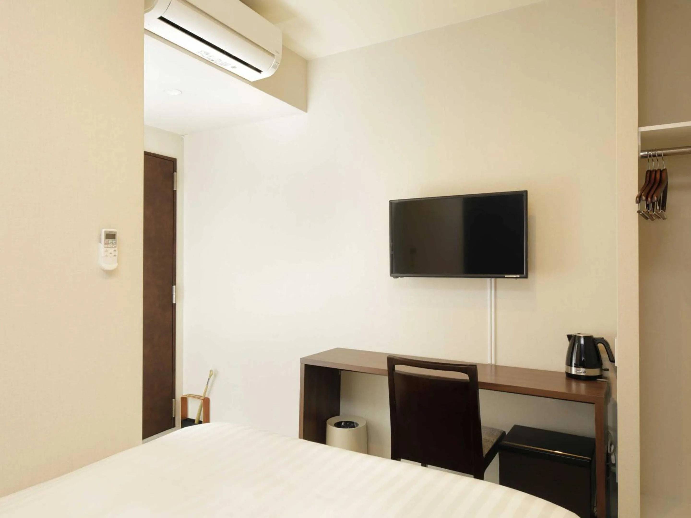 Photo of the whole room, Bed in Smart Place Inn Kyoto Shijo Omiya Station