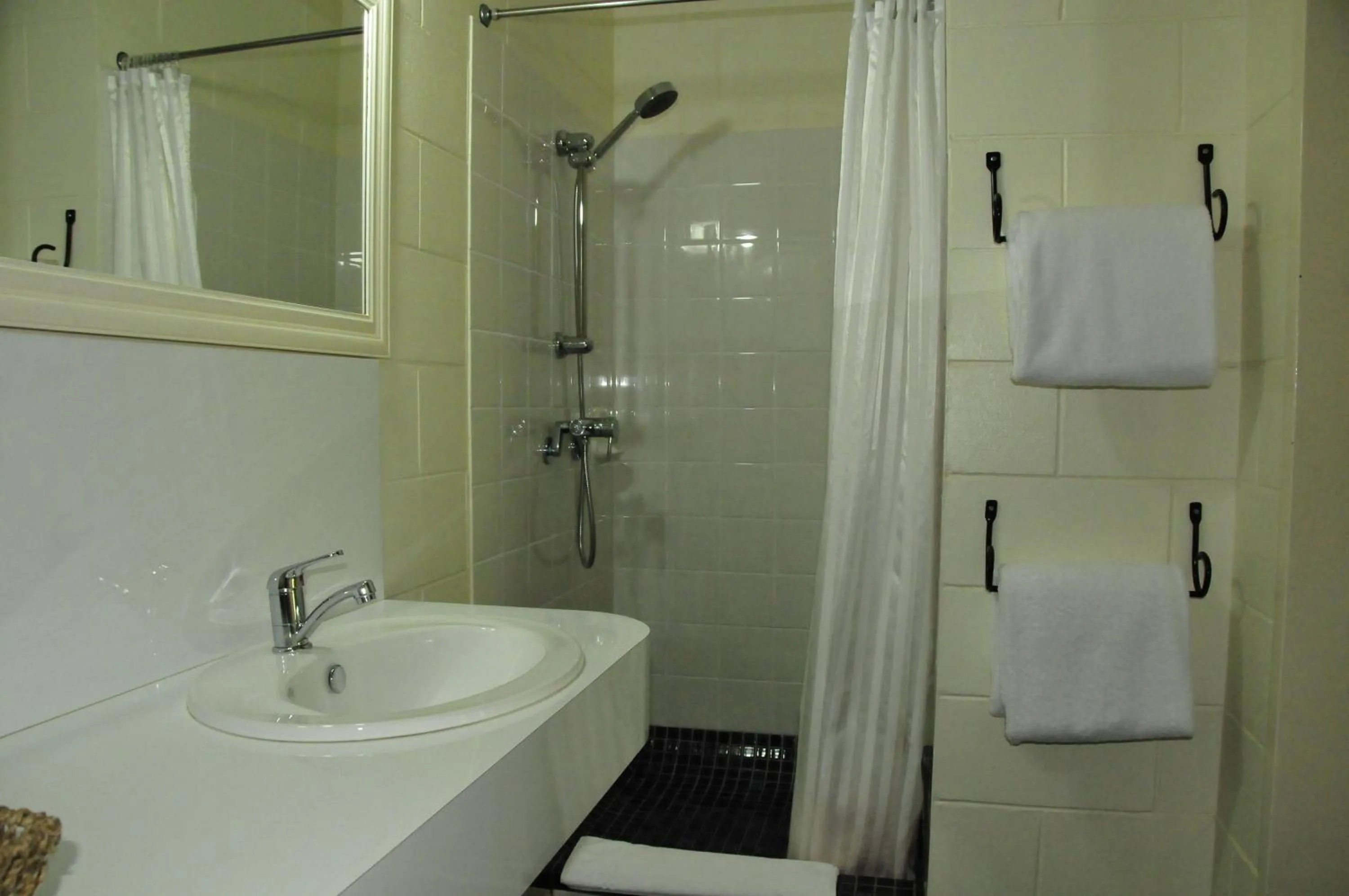 Bathroom in Kookaburra Motel Yungaburra