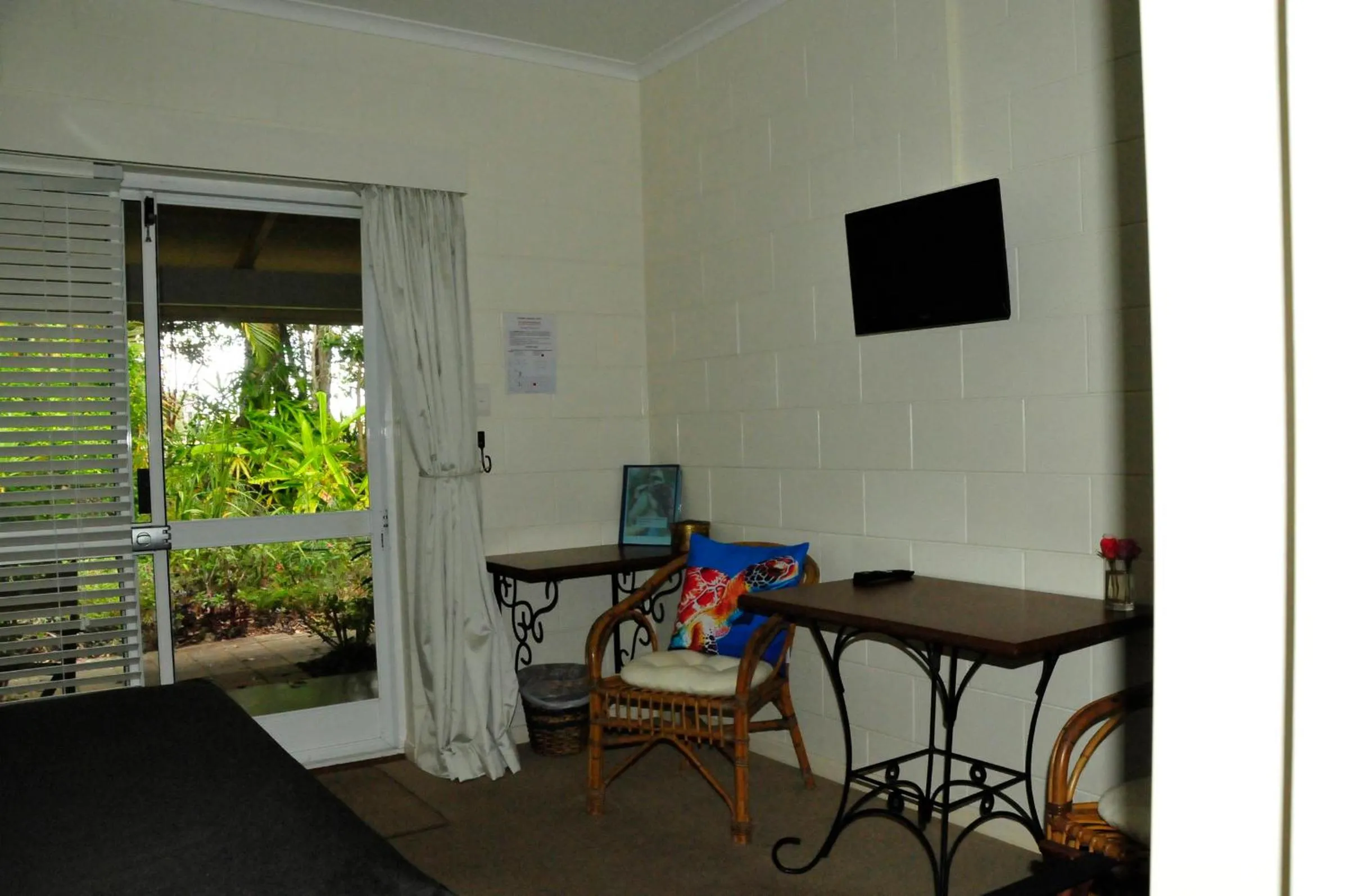Seating area in Kookaburra Motel Yungaburra