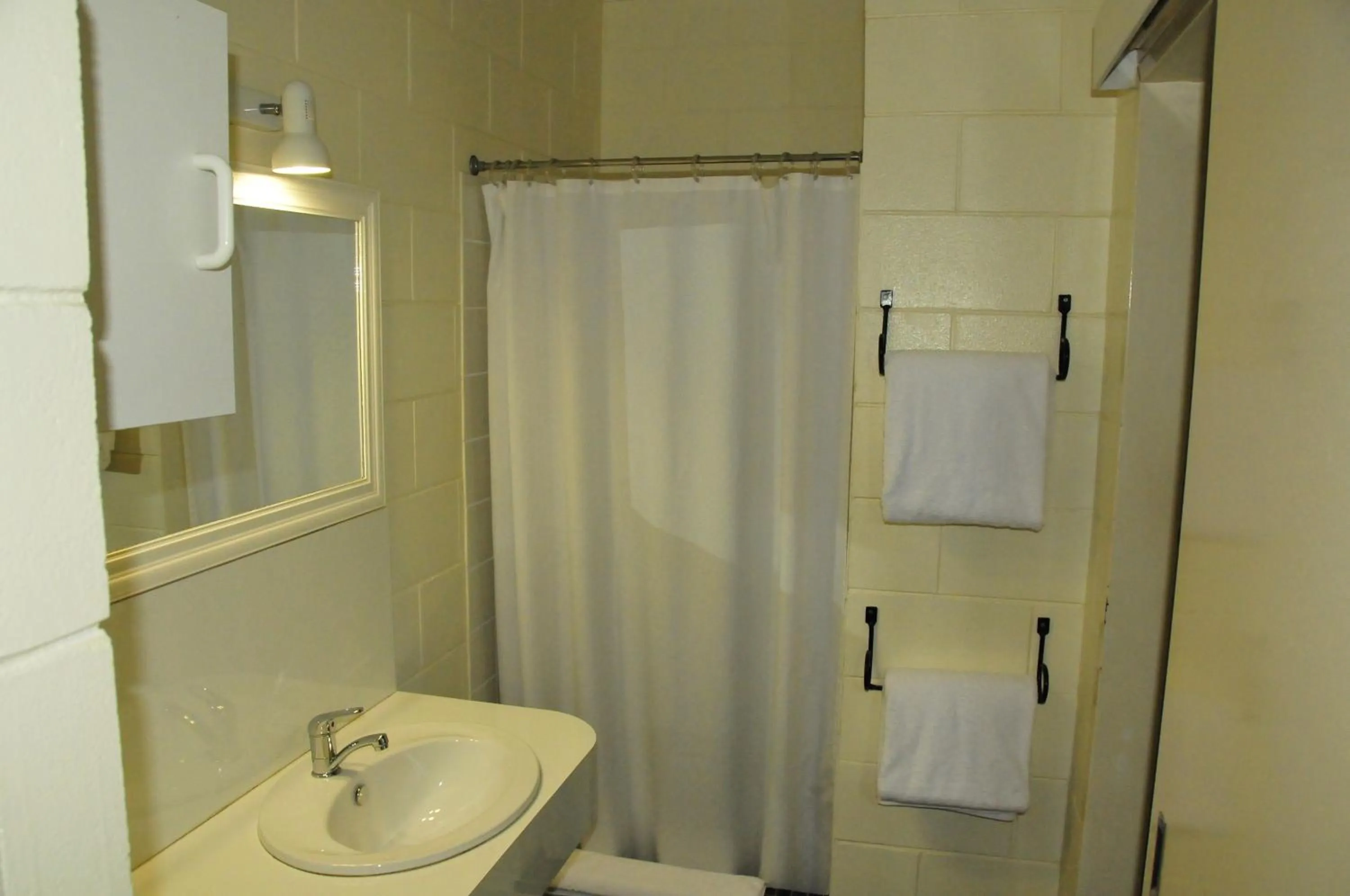 Bathroom in Kookaburra Motel Yungaburra