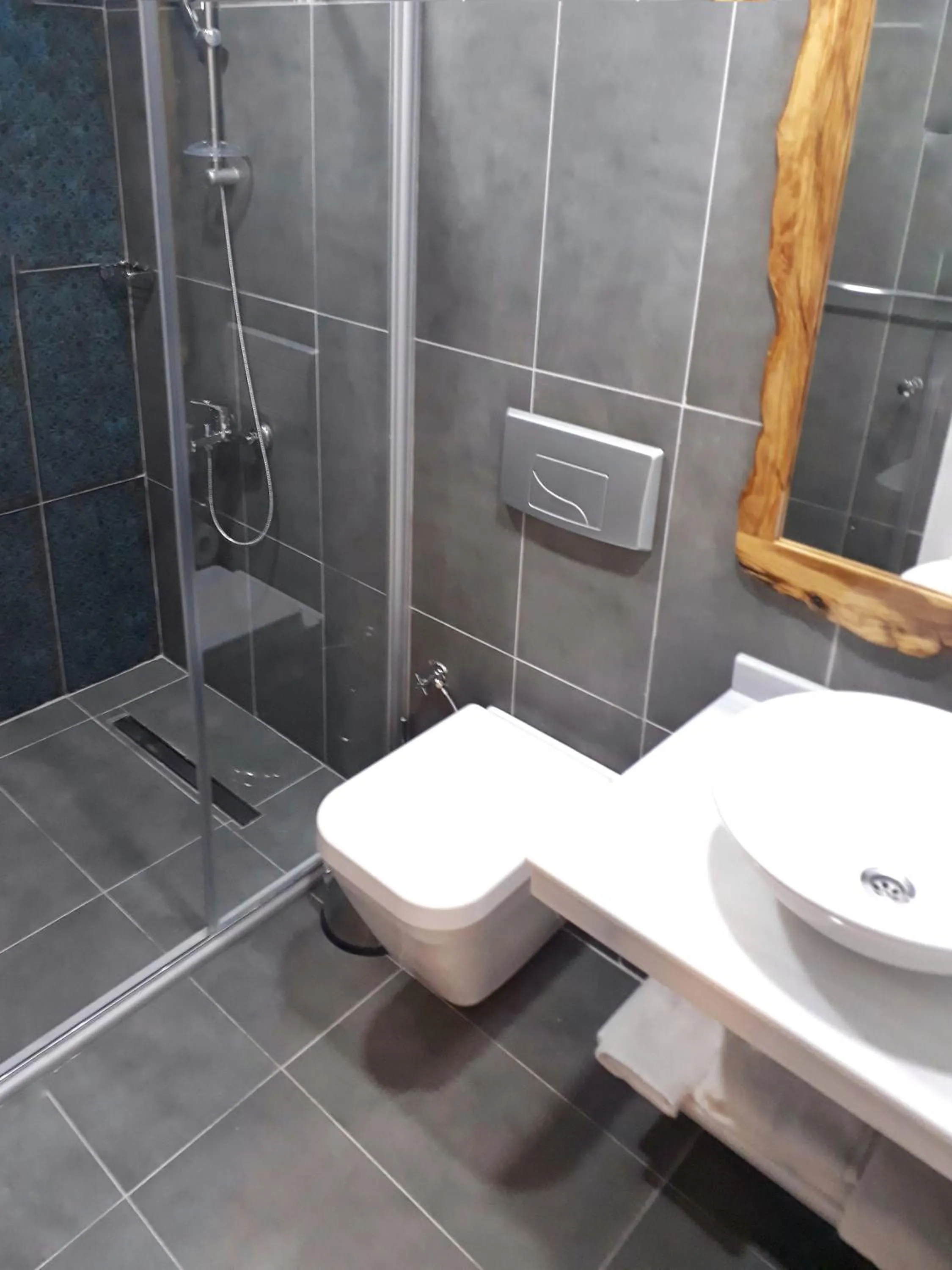 Shower in Jakaranda Hotel