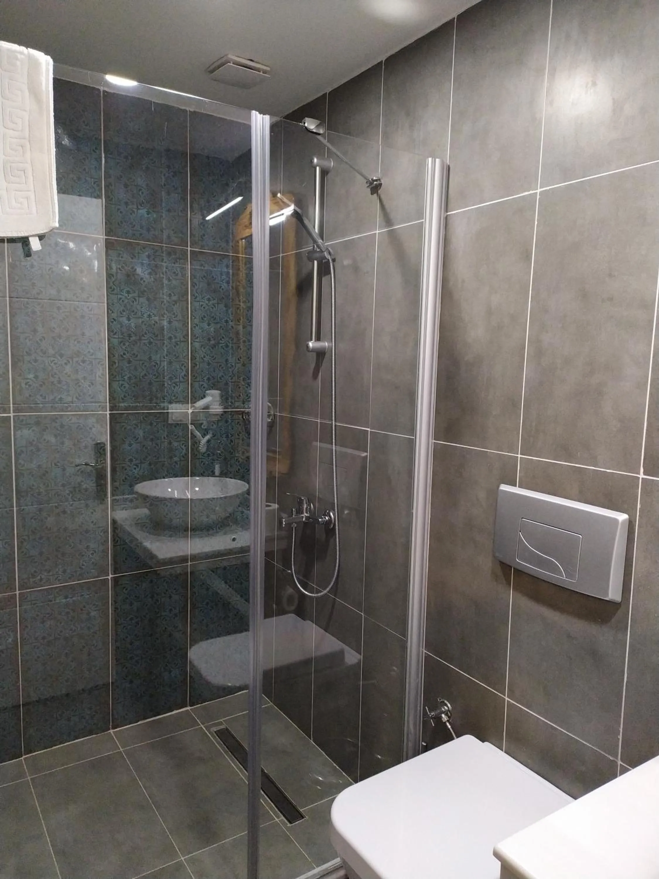 Shower in Jakaranda Hotel