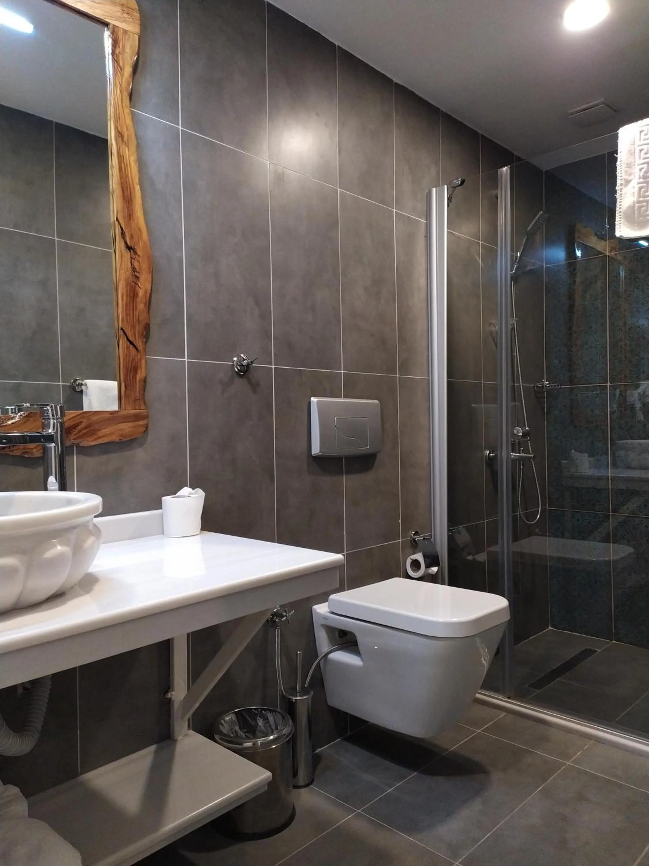 Shower in Jakaranda Hotel