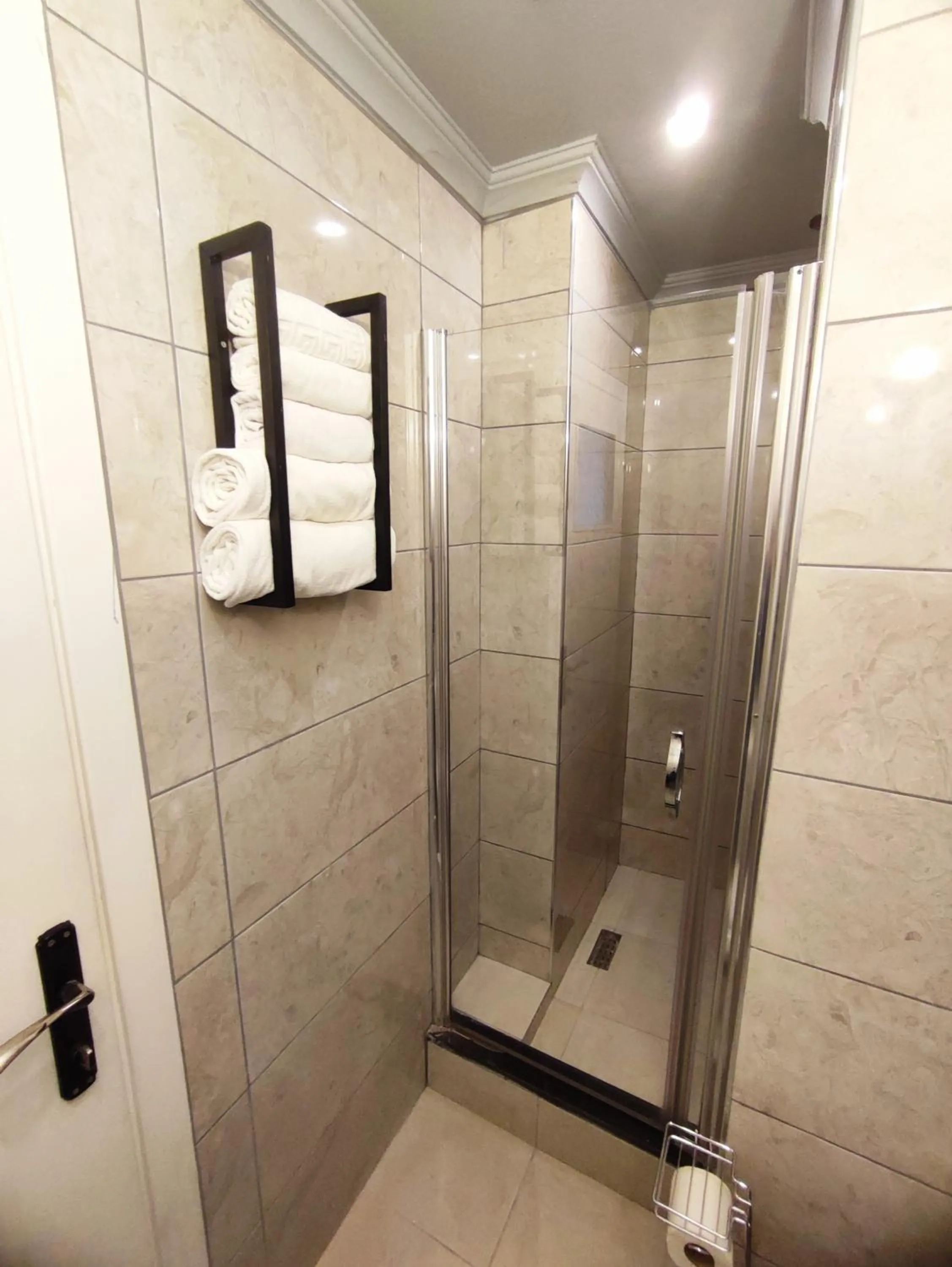 Bathroom in Jakaranda Hotel