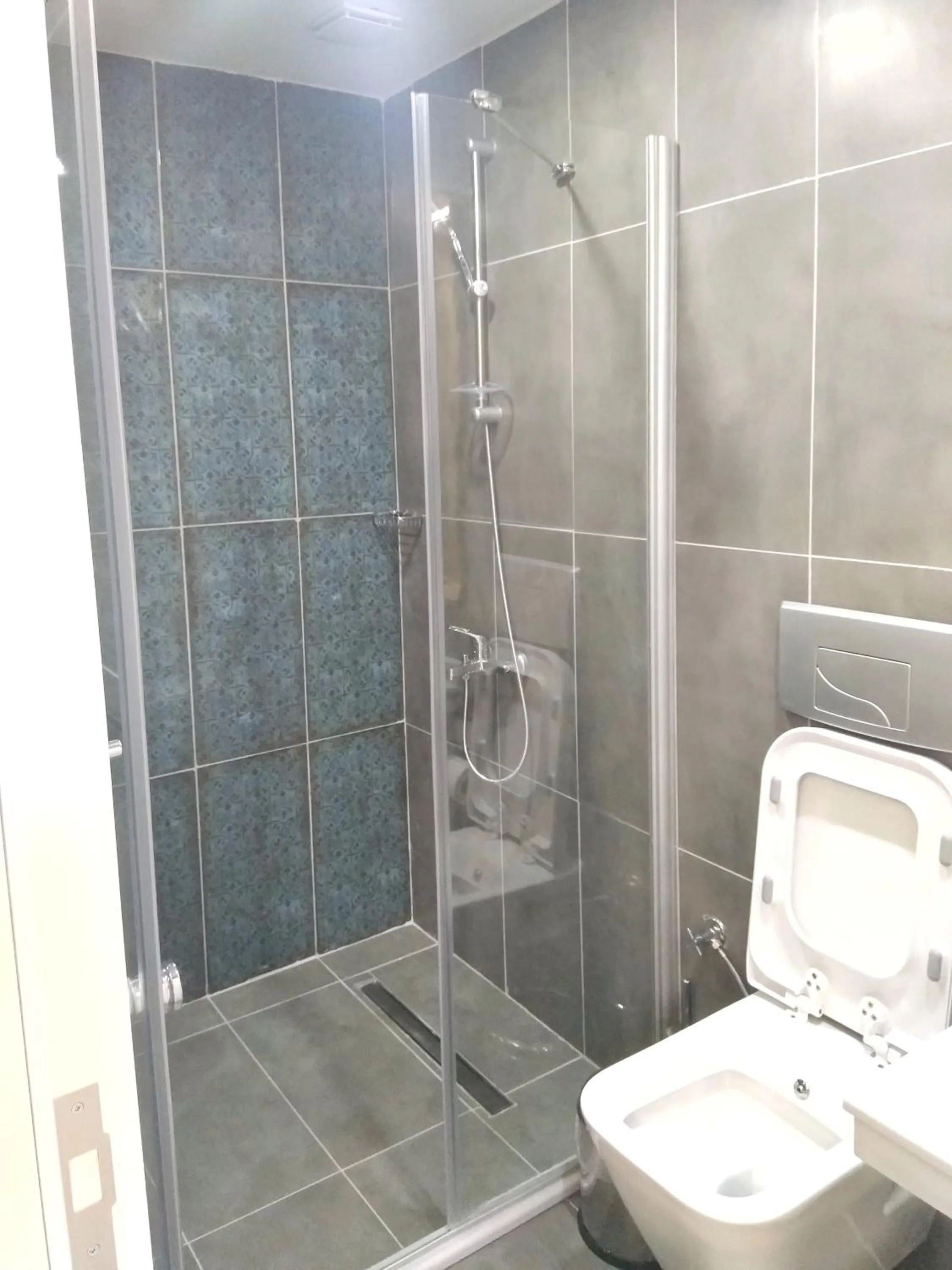 Shower in Jakaranda Hotel