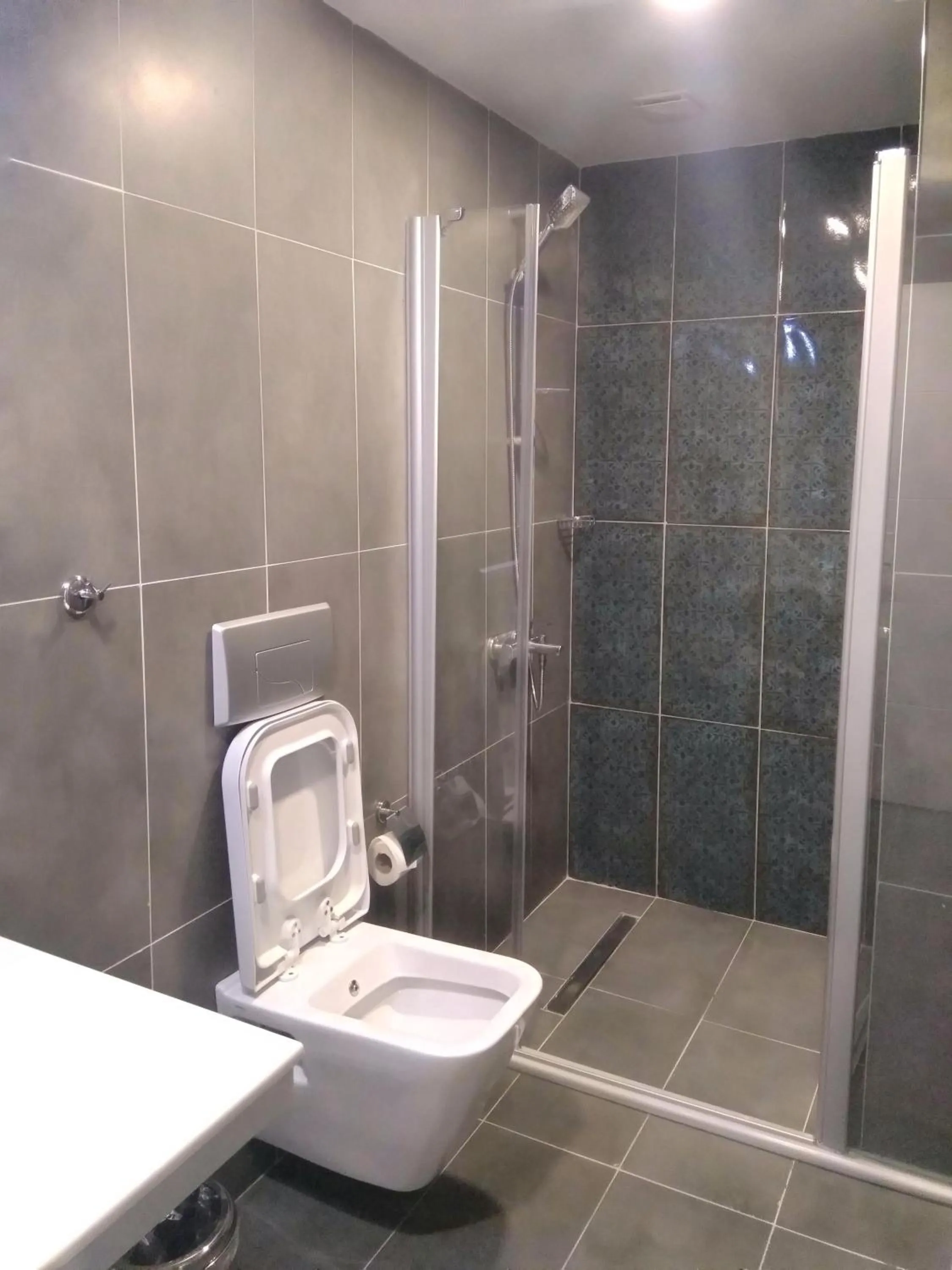 Shower in Jakaranda Hotel