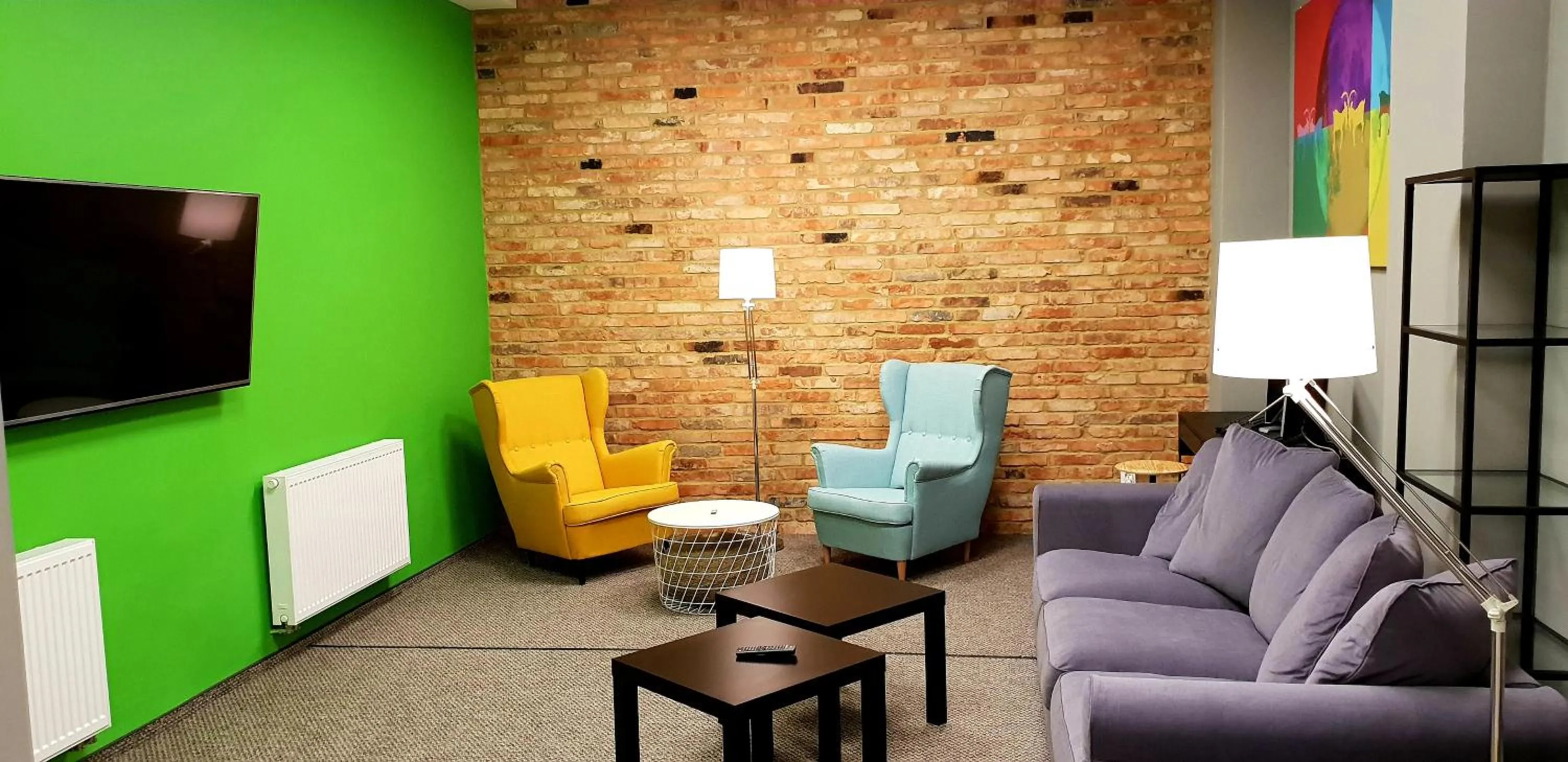 Communal lounge/ TV room in Moon Hostel Poznań