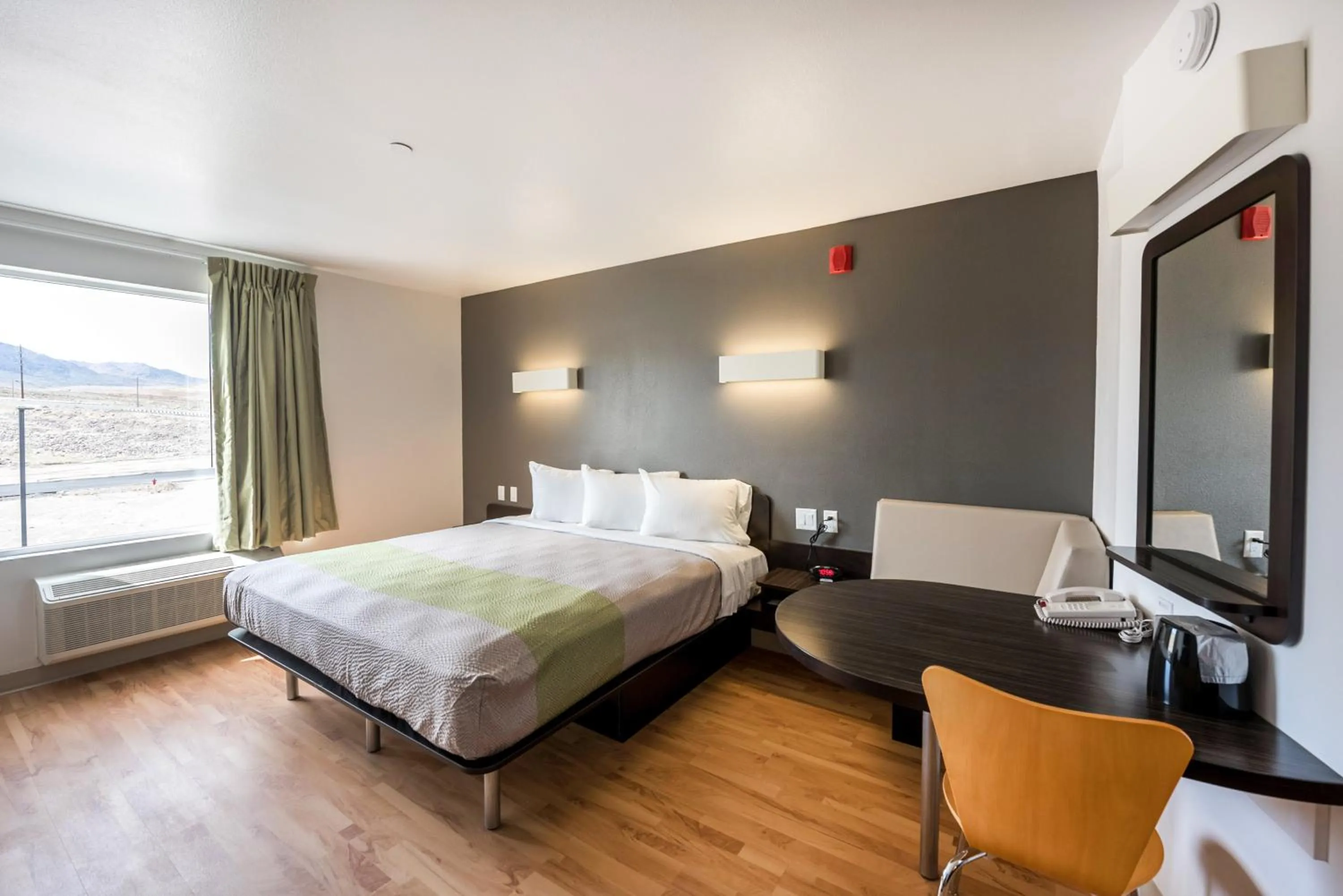 Bedroom, Bed in Studio 6-Mccarran, NV - Sparks - Tahoe - Reno Industrial Center