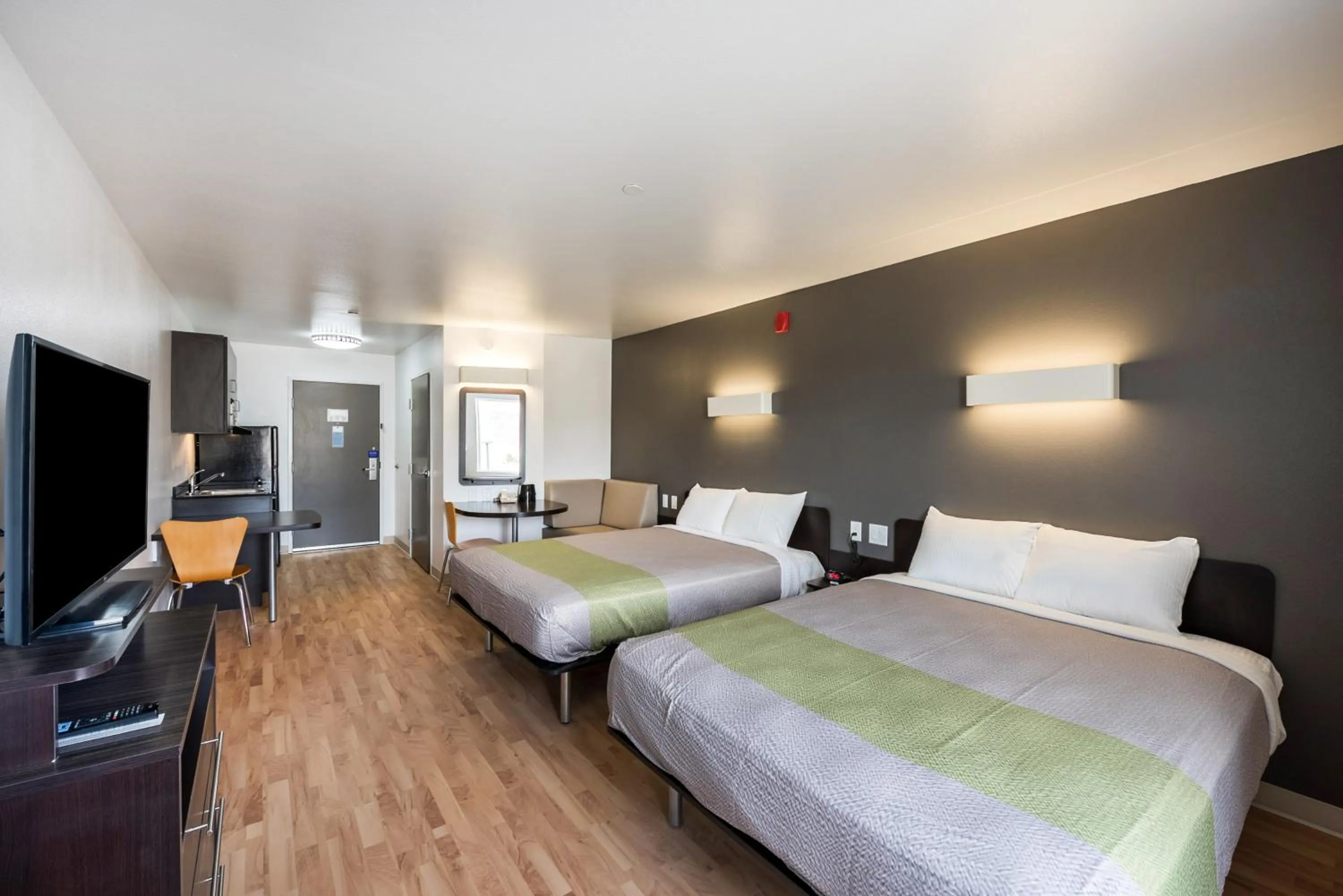 Bedroom, Bed in Studio 6-Mccarran, NV - Sparks - Tahoe - Reno Industrial Center