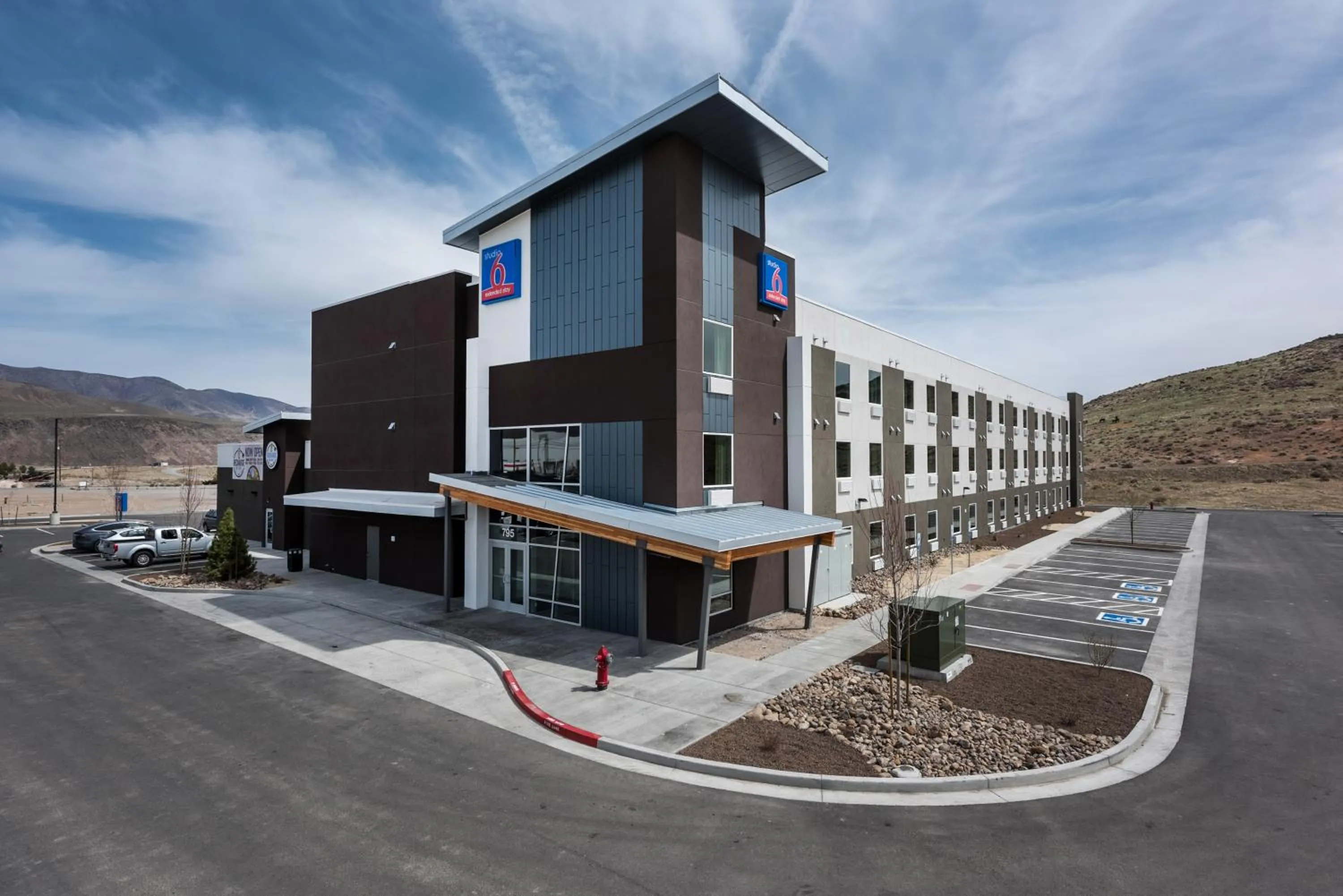 Facade/entrance in Studio 6-Mccarran, NV - Sparks - Tahoe - Reno Industrial Center
