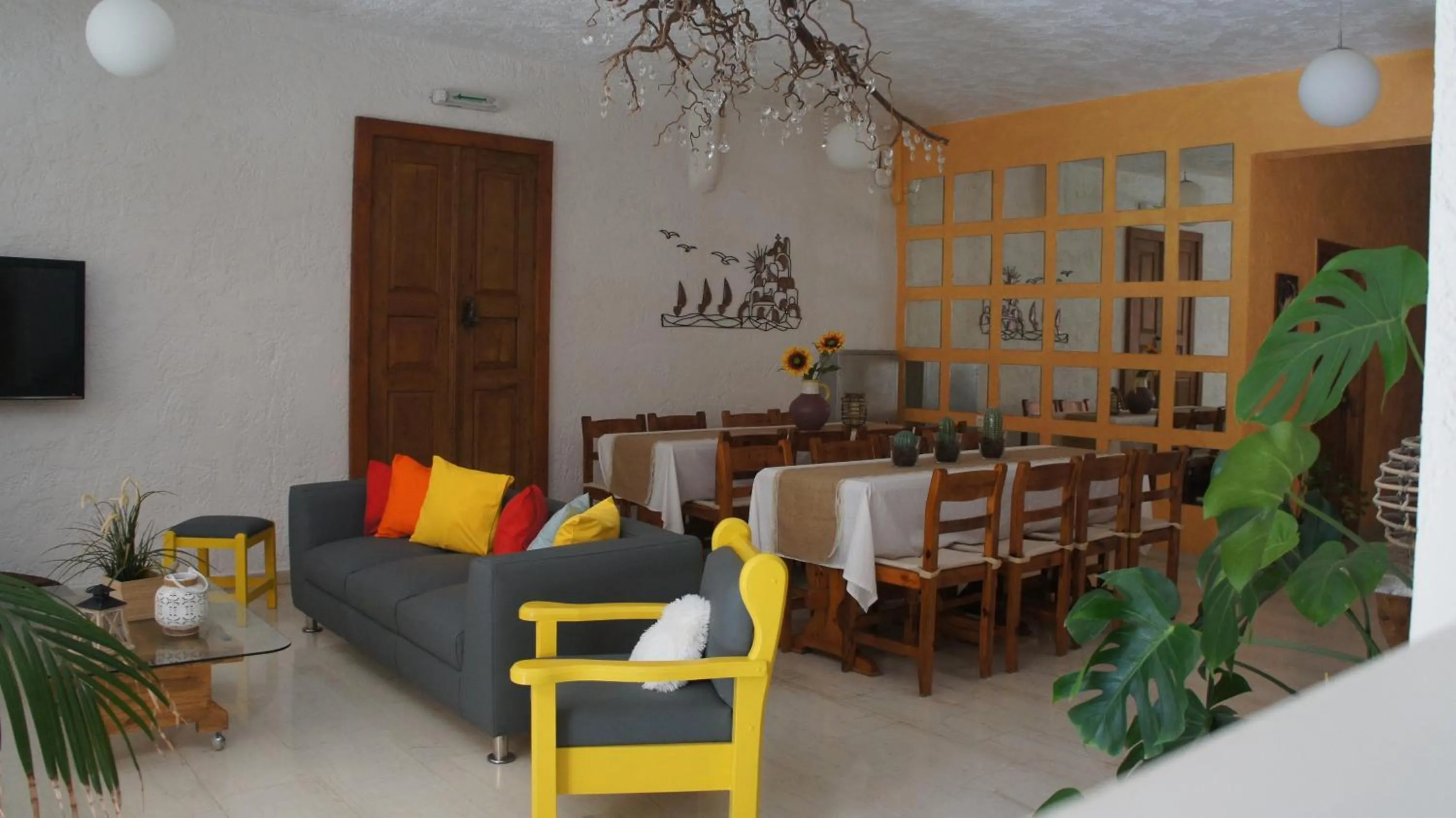 Communal lounge/ TV room in Idi