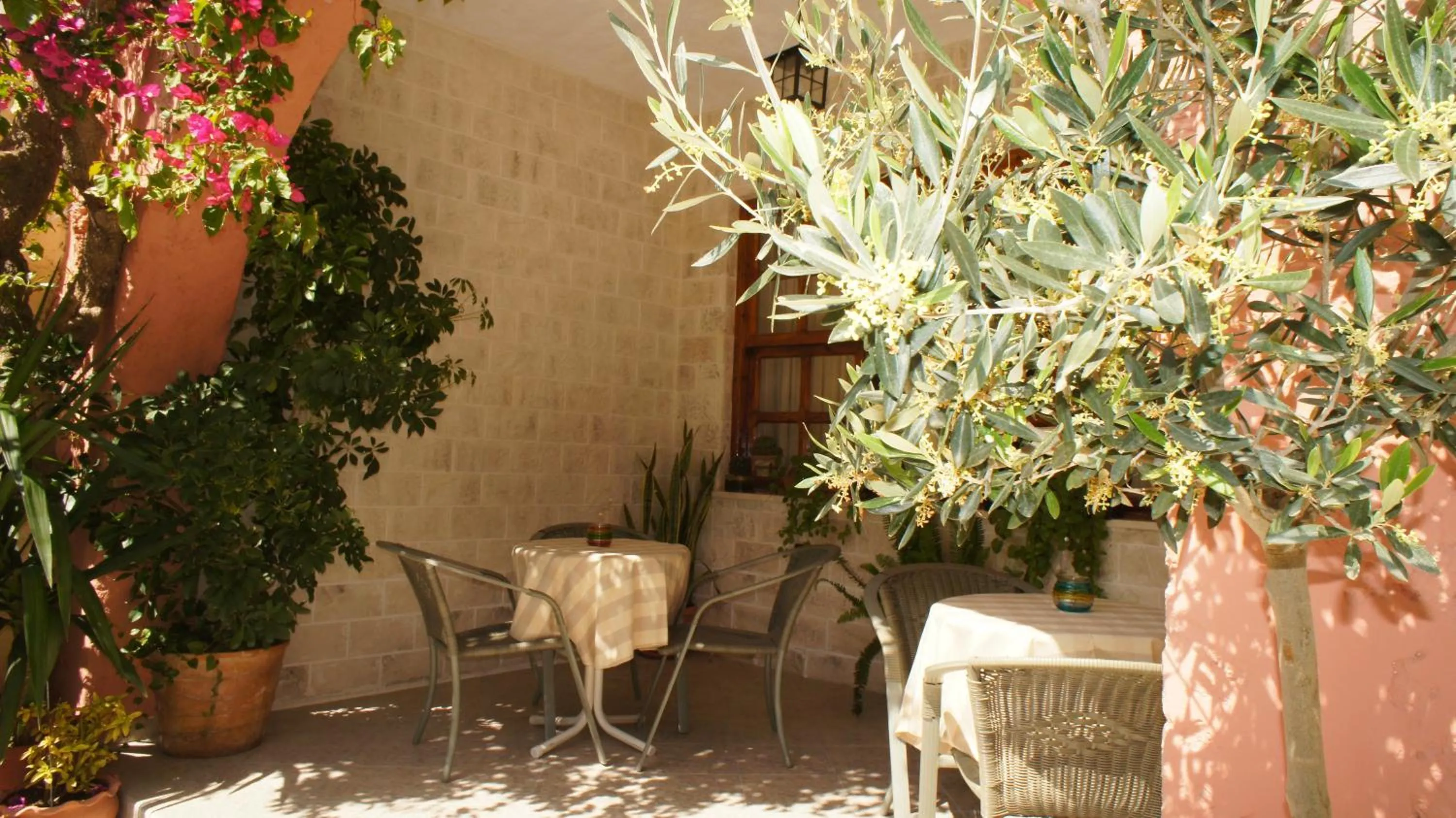 Restaurant/places to eat in Idi