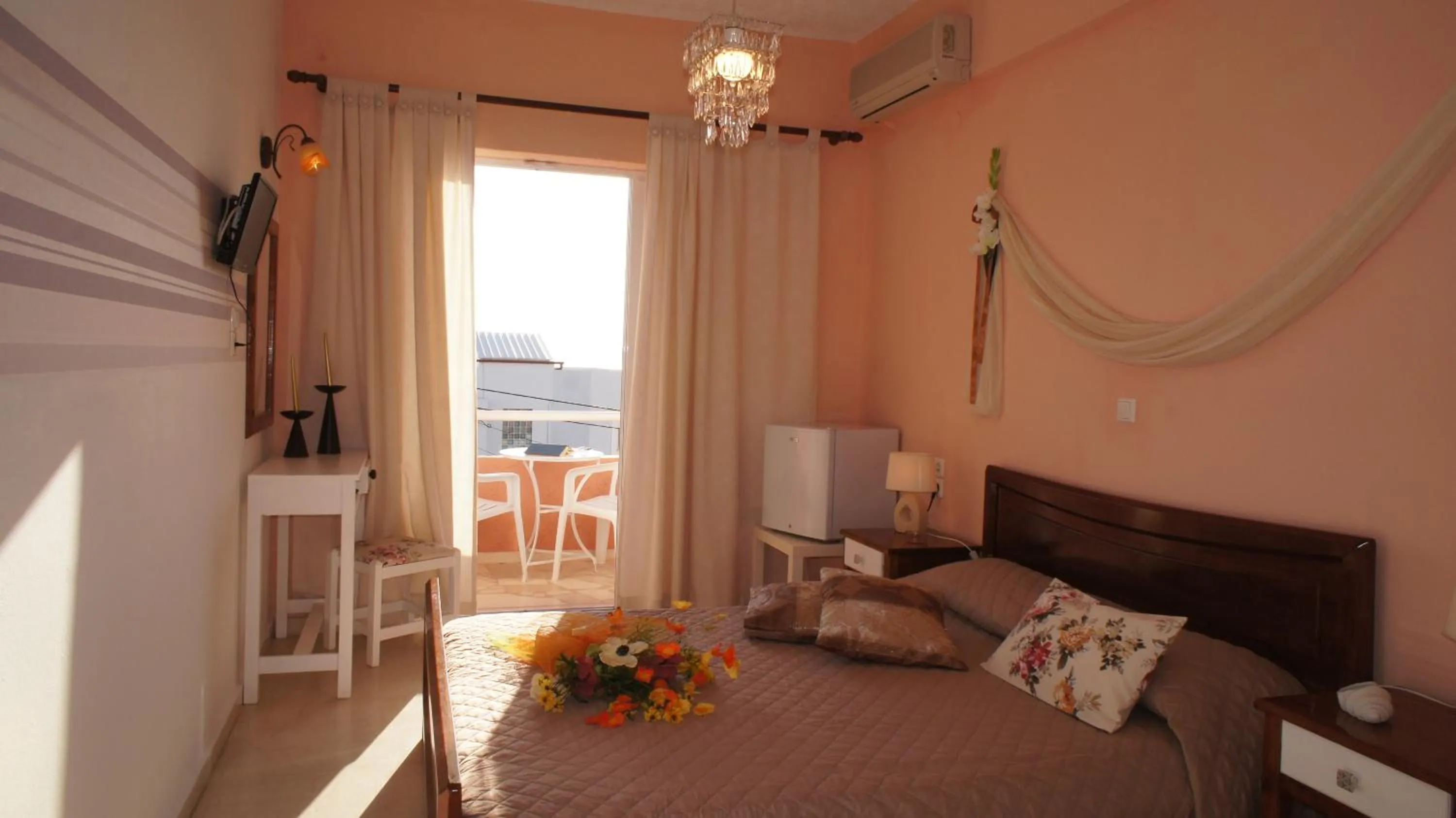 Photo of the whole room, Bed in Idi