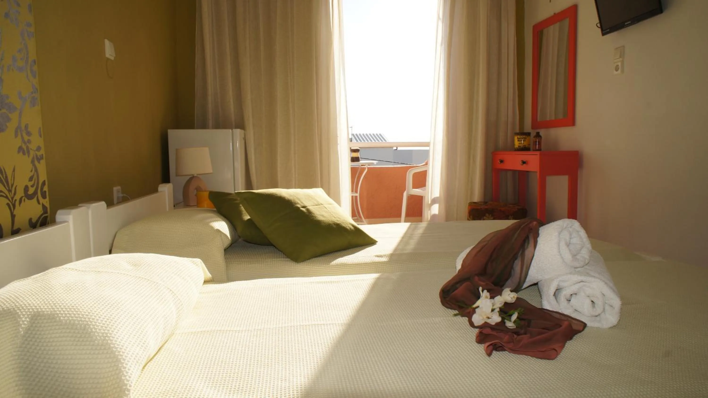 Photo of the whole room, Bed in Idi