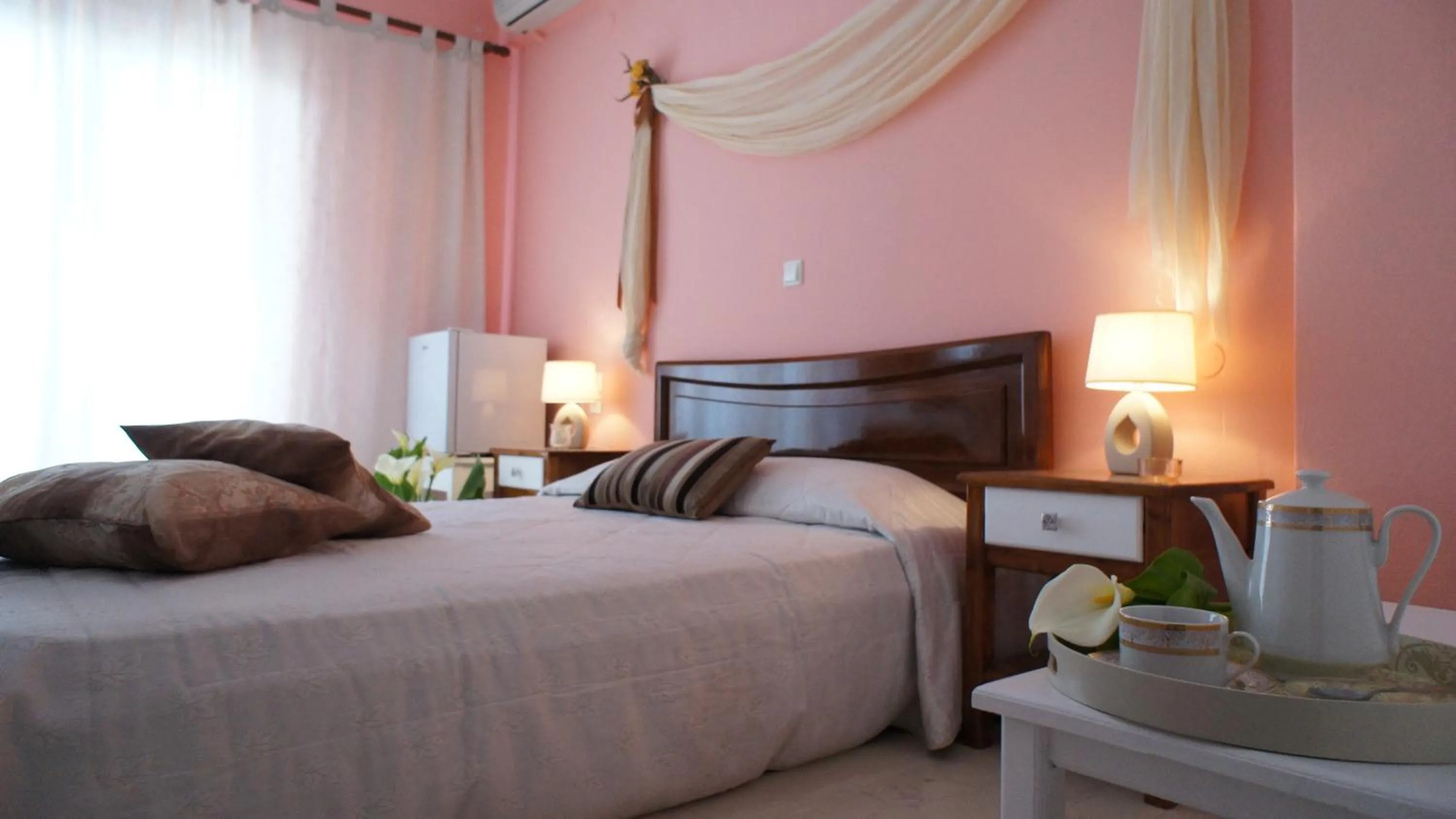 Photo of the whole room, Bed in Idi