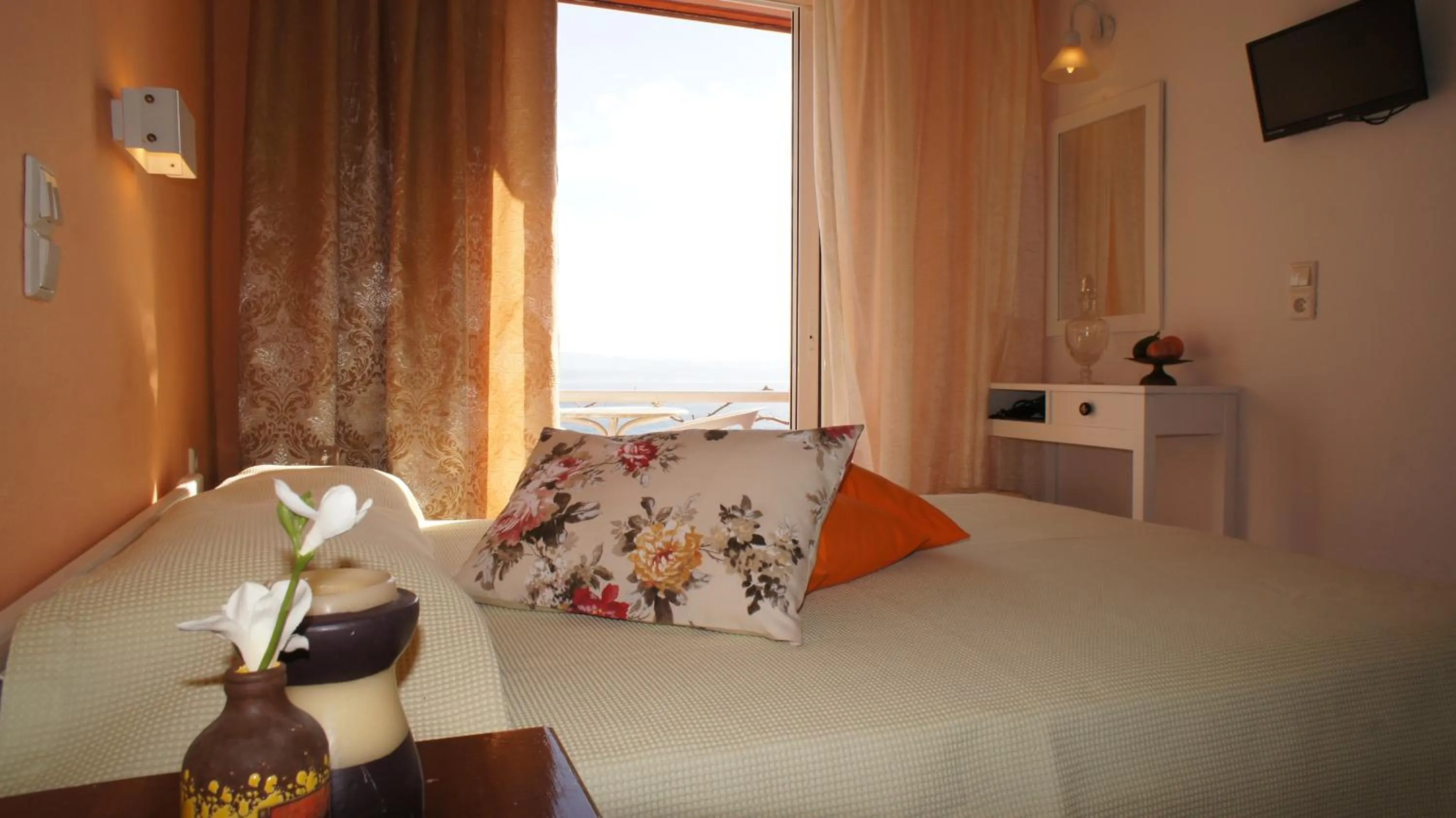 Photo of the whole room, Bed in Idi