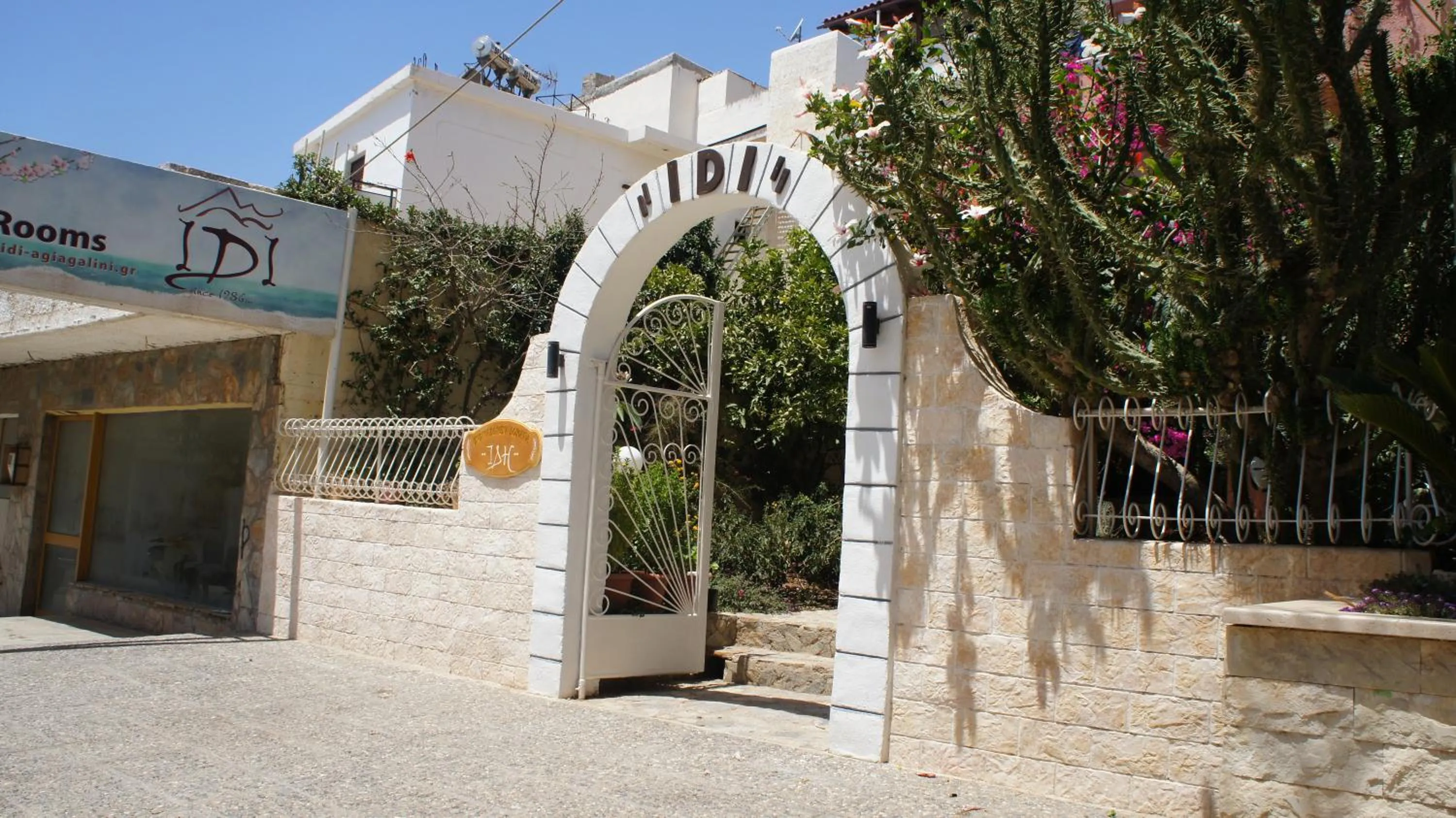 Facade/entrance in Idi