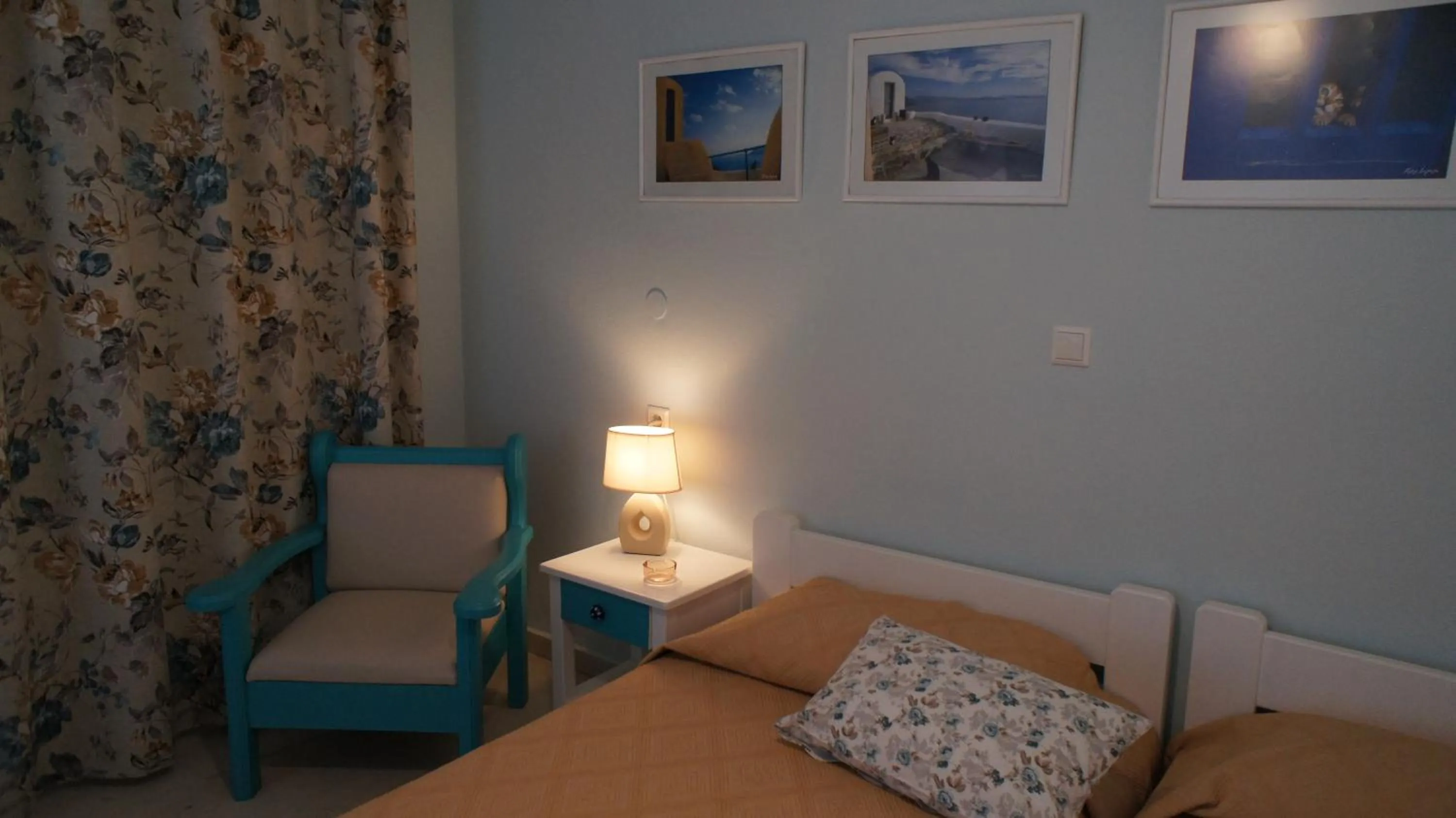 Photo of the whole room, Bed in Idi