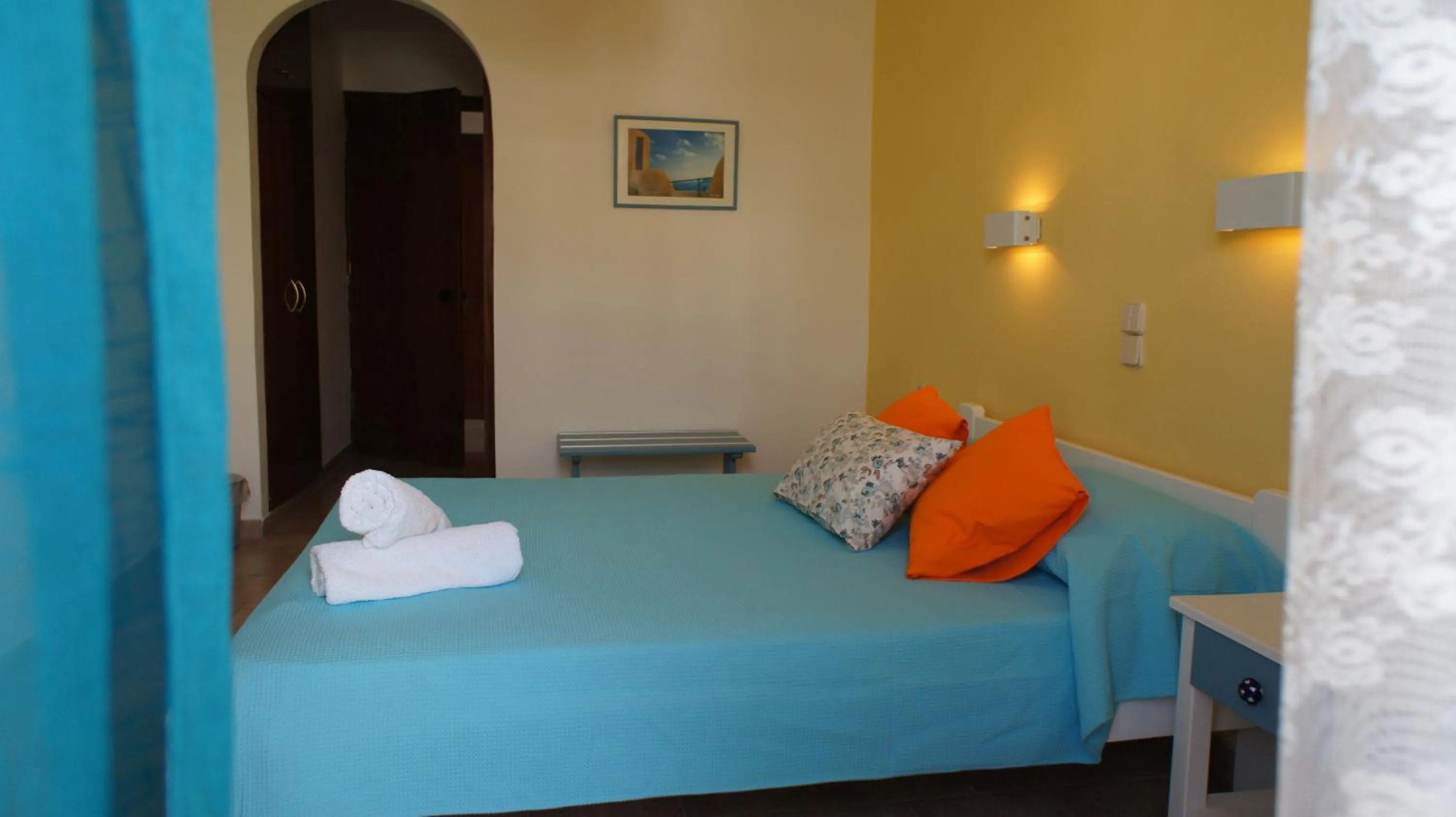 Photo of the whole room, Bed in Idi