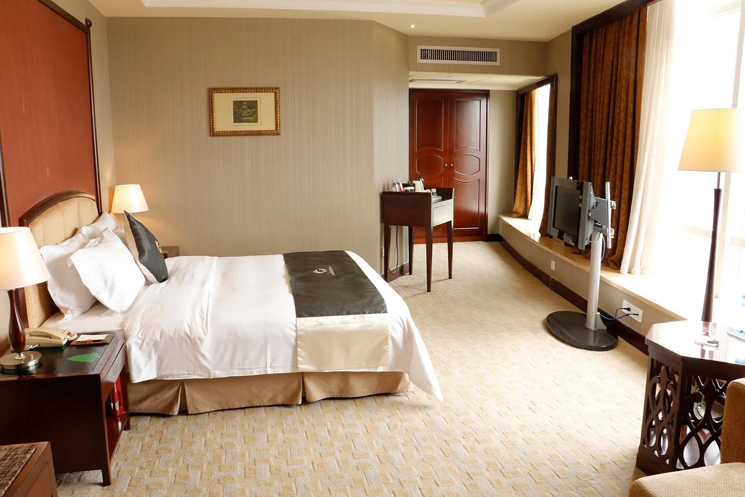 Bed in The Royal Marina Plaza Hotel Guangzhou