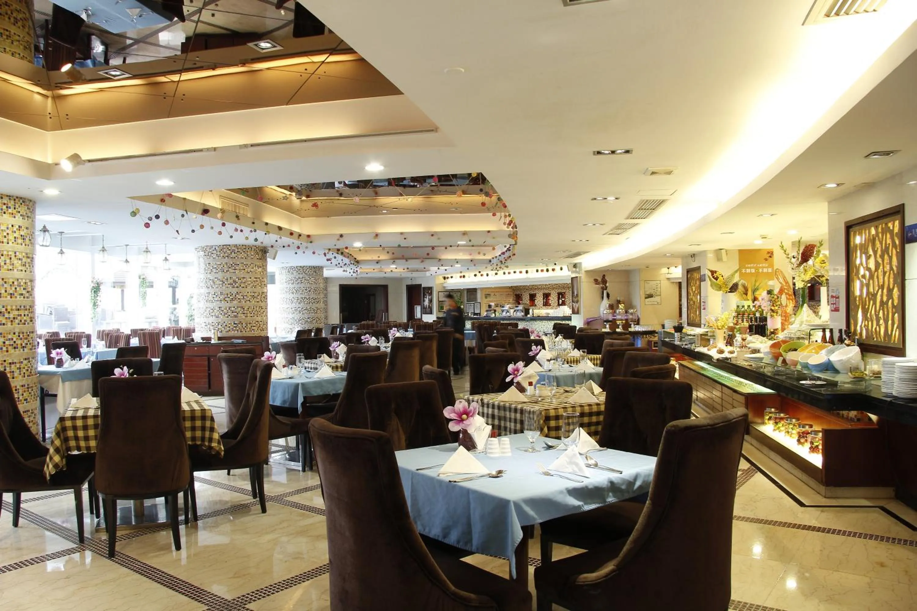 Restaurant/places to eat in The Royal Marina Plaza Hotel Guangzhou