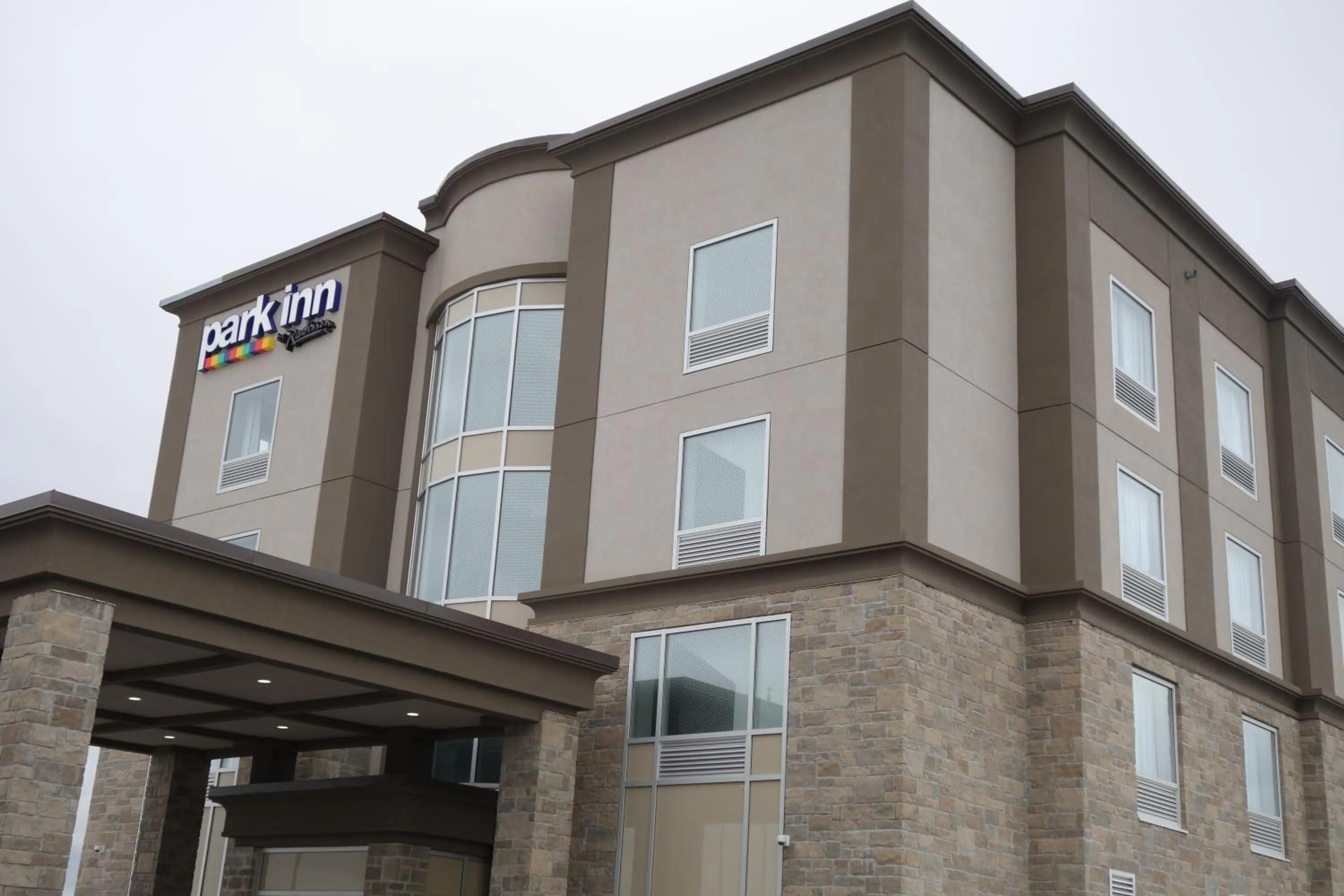 Facade/entrance in Park Inn by Radisson Brampton, ON
