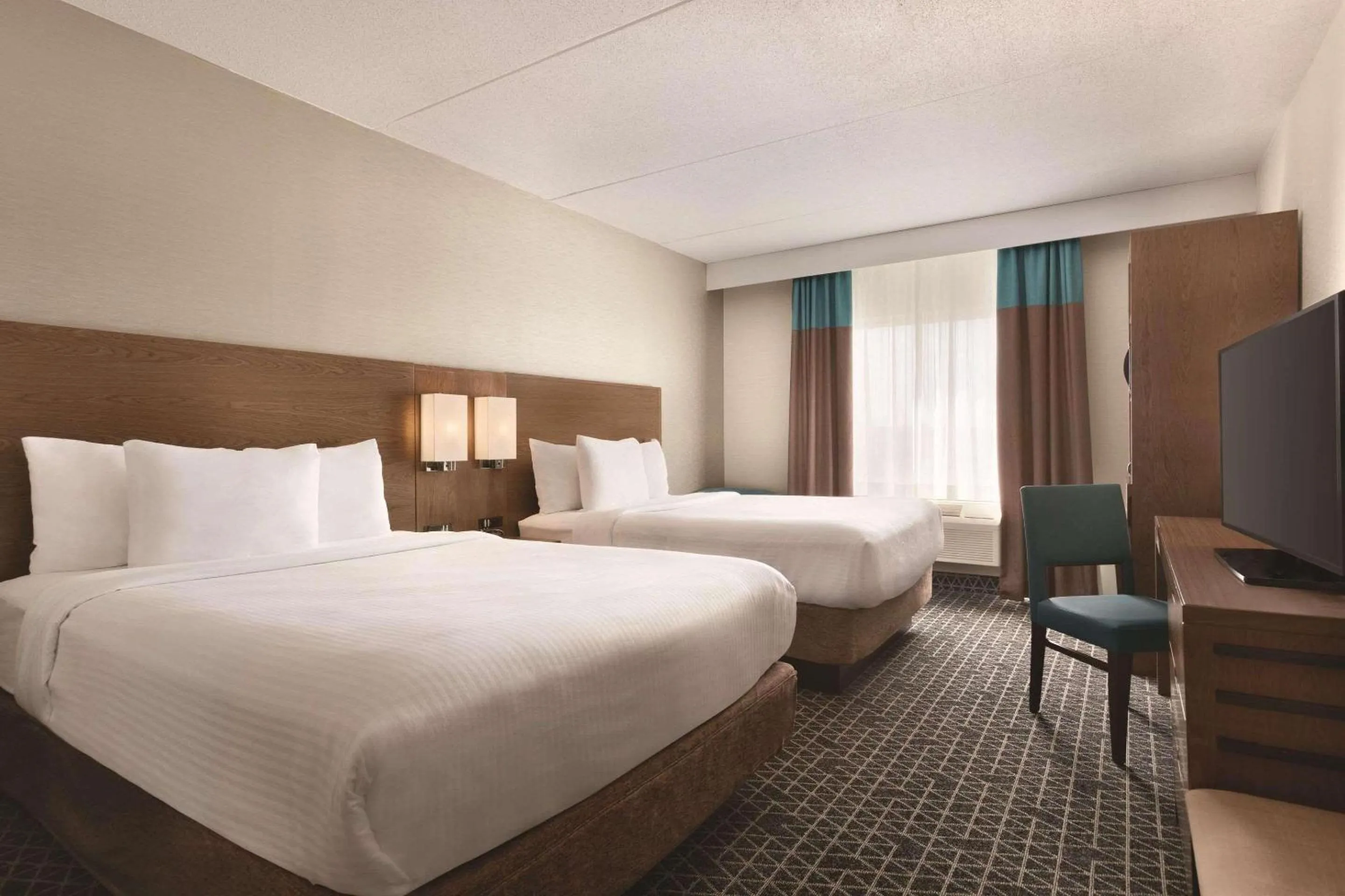 Bedroom, Bed in Park Inn by Radisson Brampton, ON