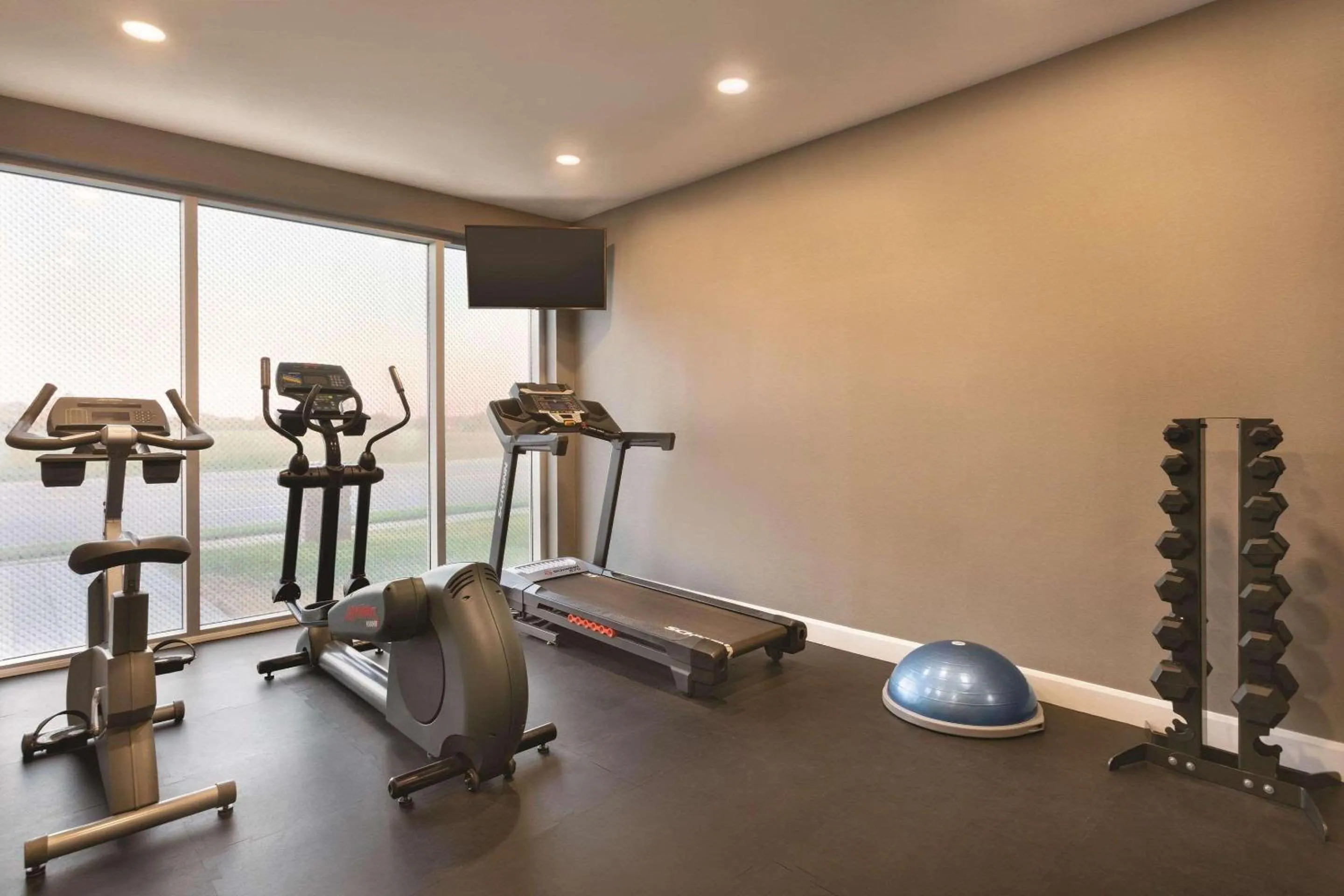Fitness centre/facilities in Park Inn by Radisson Brampton, ON