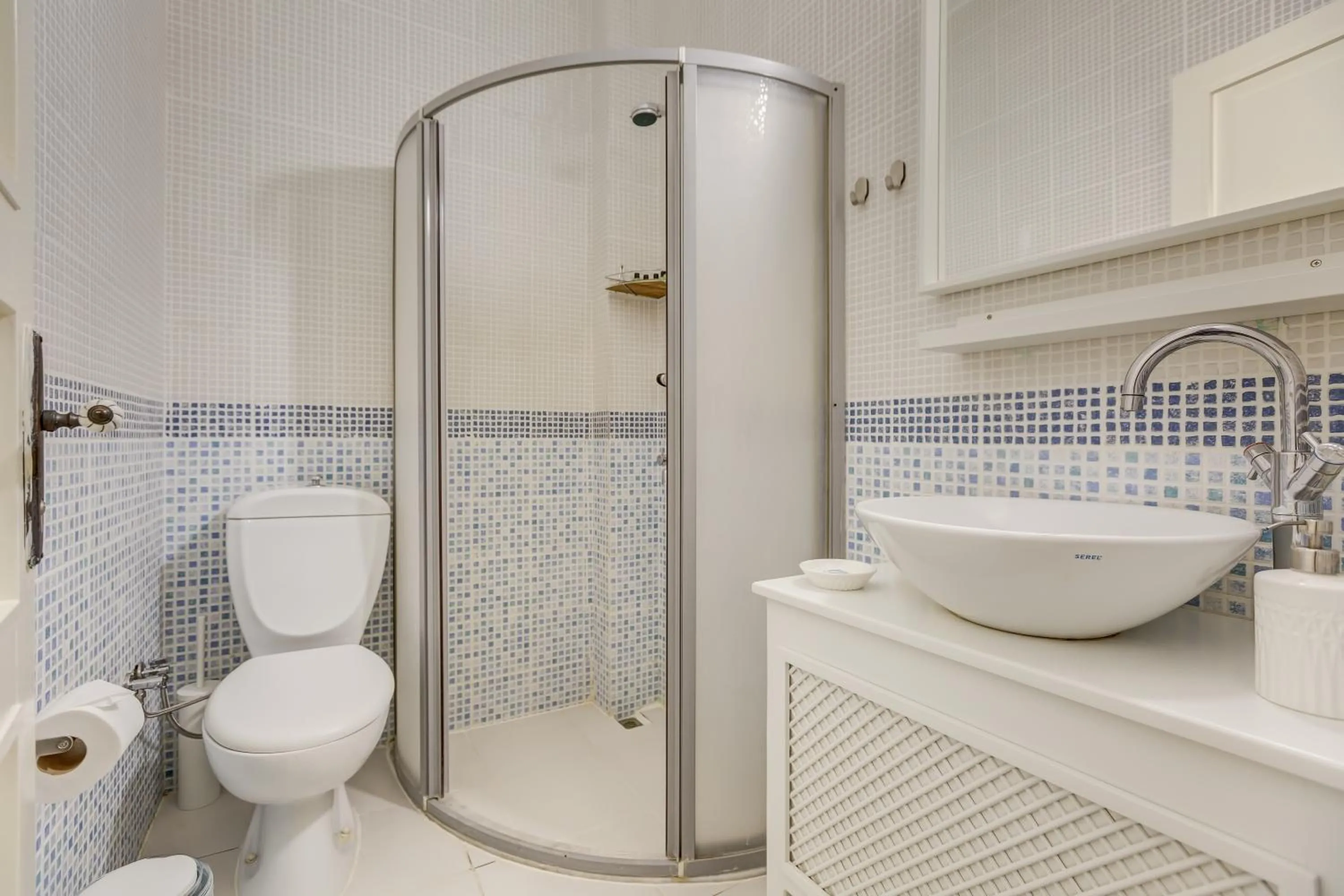 Shower in Beyazhan Hotel