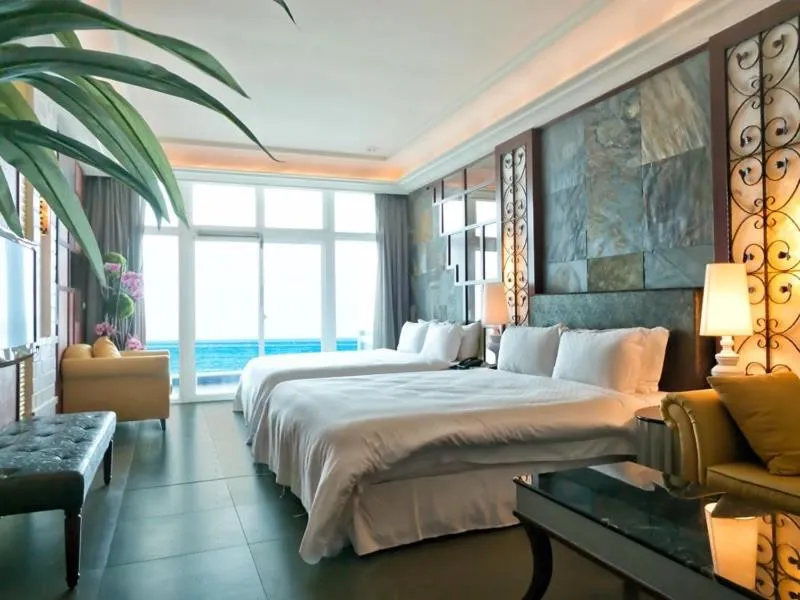 Bed in White House Hot Spring Beach Resort