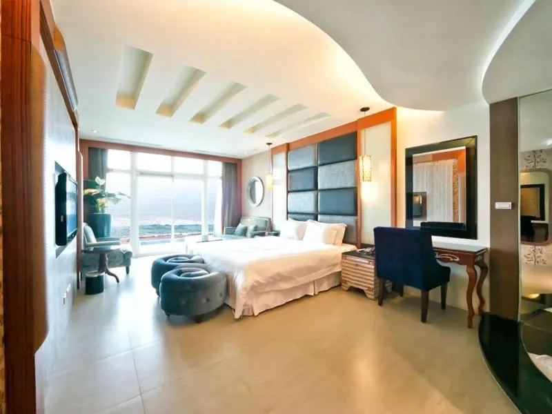 Bed in White House Hot Spring Beach Resort