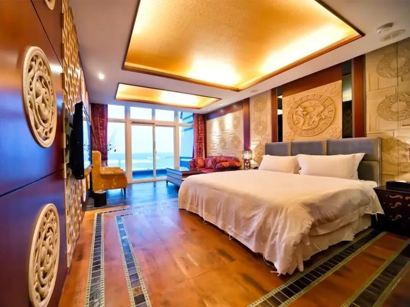 Bed in White House Hot Spring Beach Resort