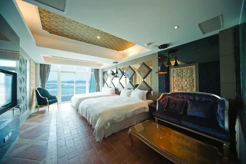 Bed in White House Hot Spring Beach Resort