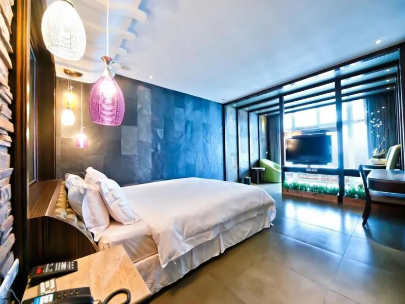 Bed in White House Hot Spring Beach Resort