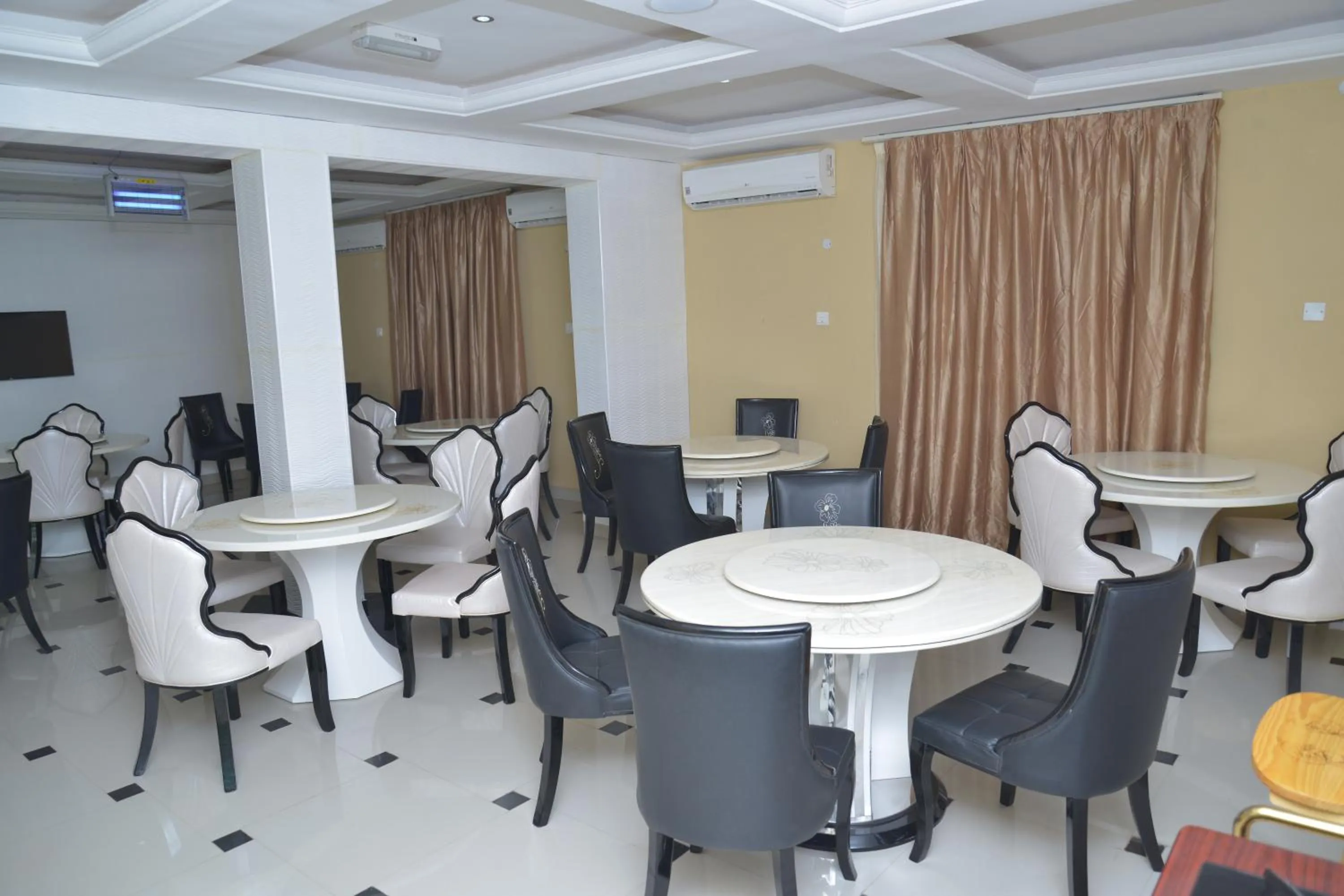 Restaurant/places to eat in Hotel Sunshine Enugu