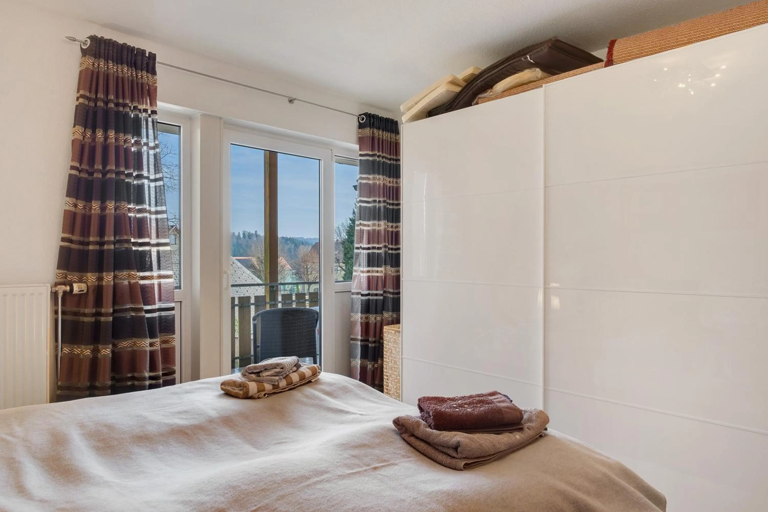 Property building, Bed in Ferienwohnung Christa