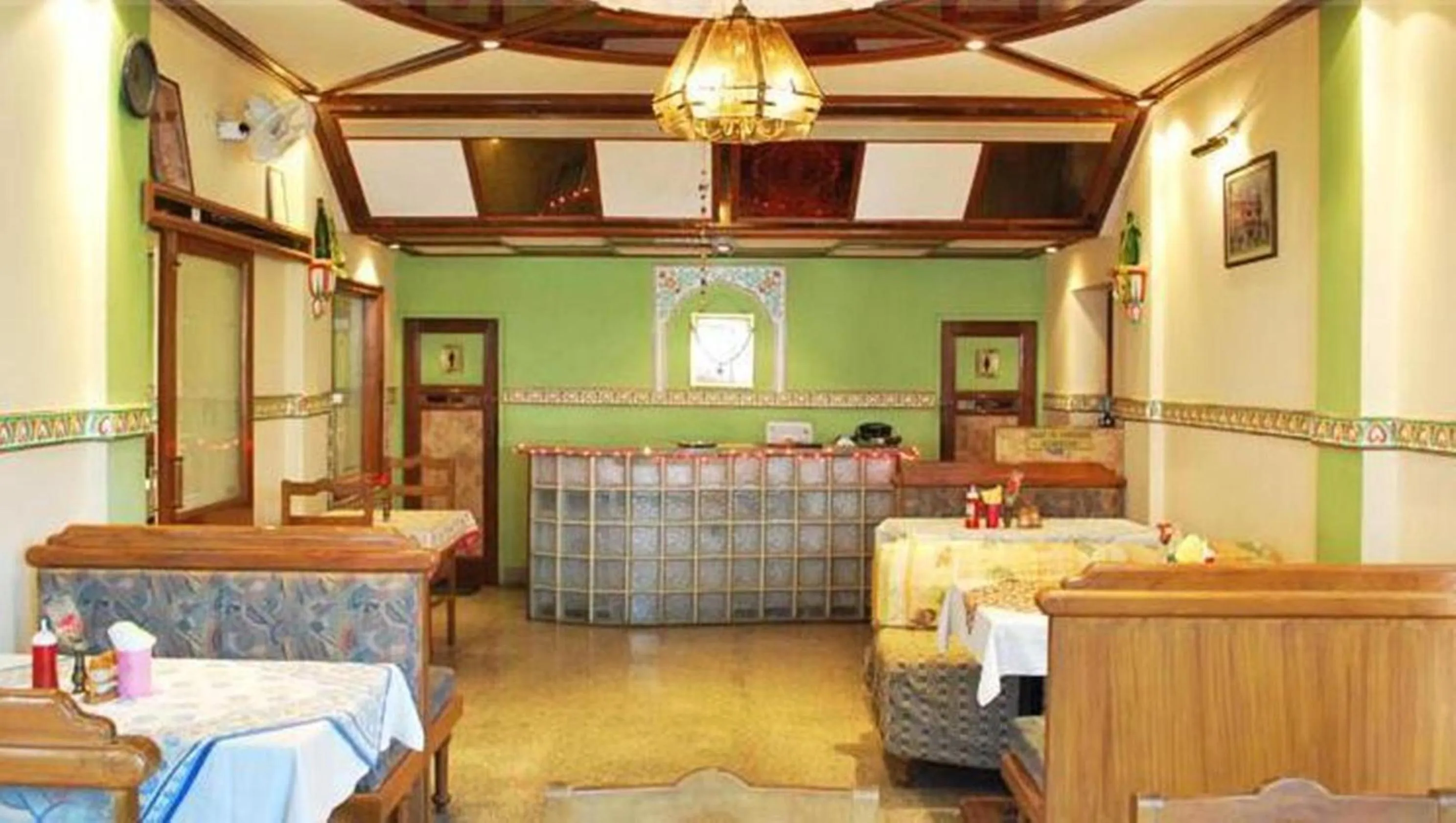 Restaurant/places to eat in Hotel Bani Park Palace