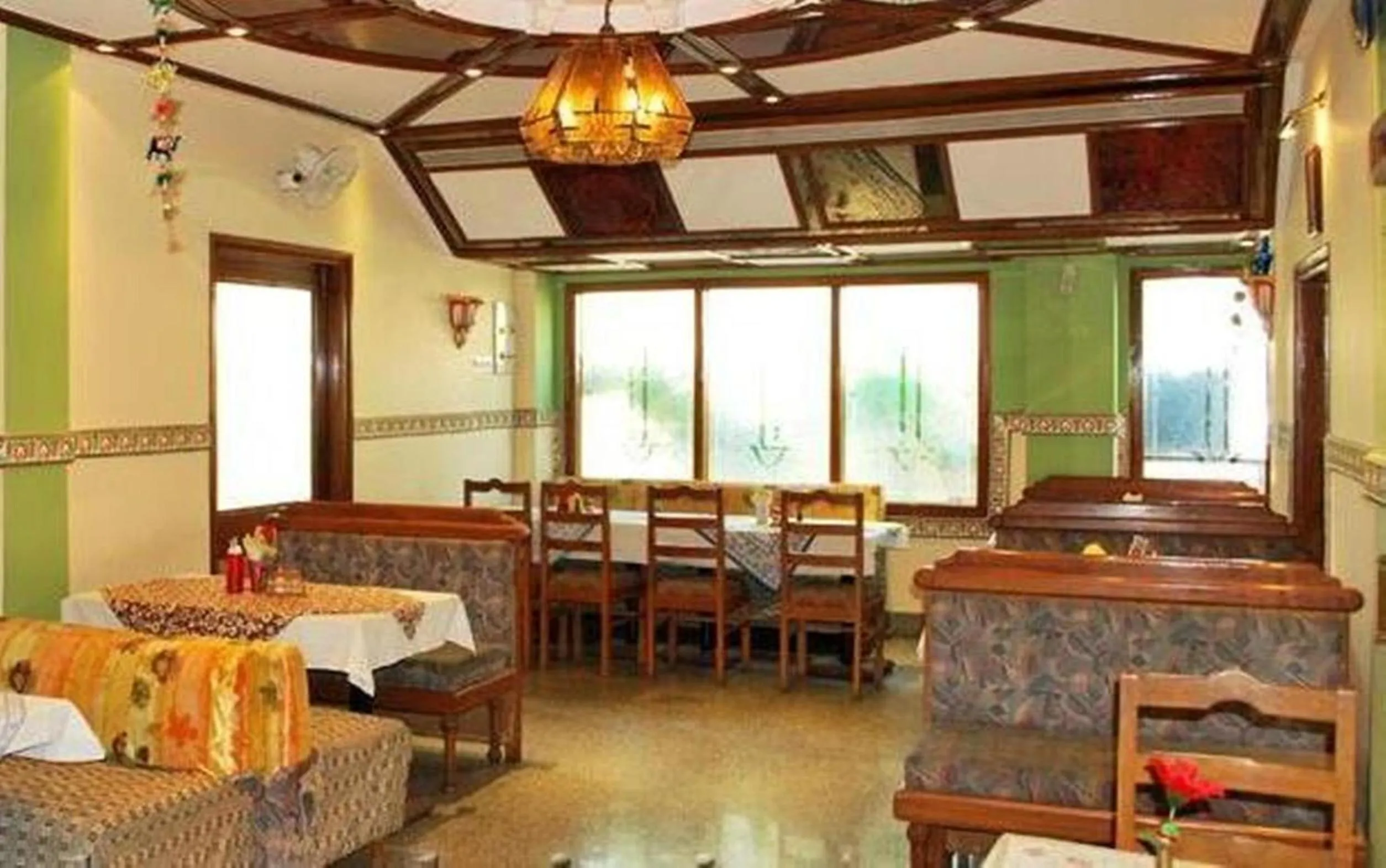 Restaurant/places to eat in Hotel Bani Park Palace