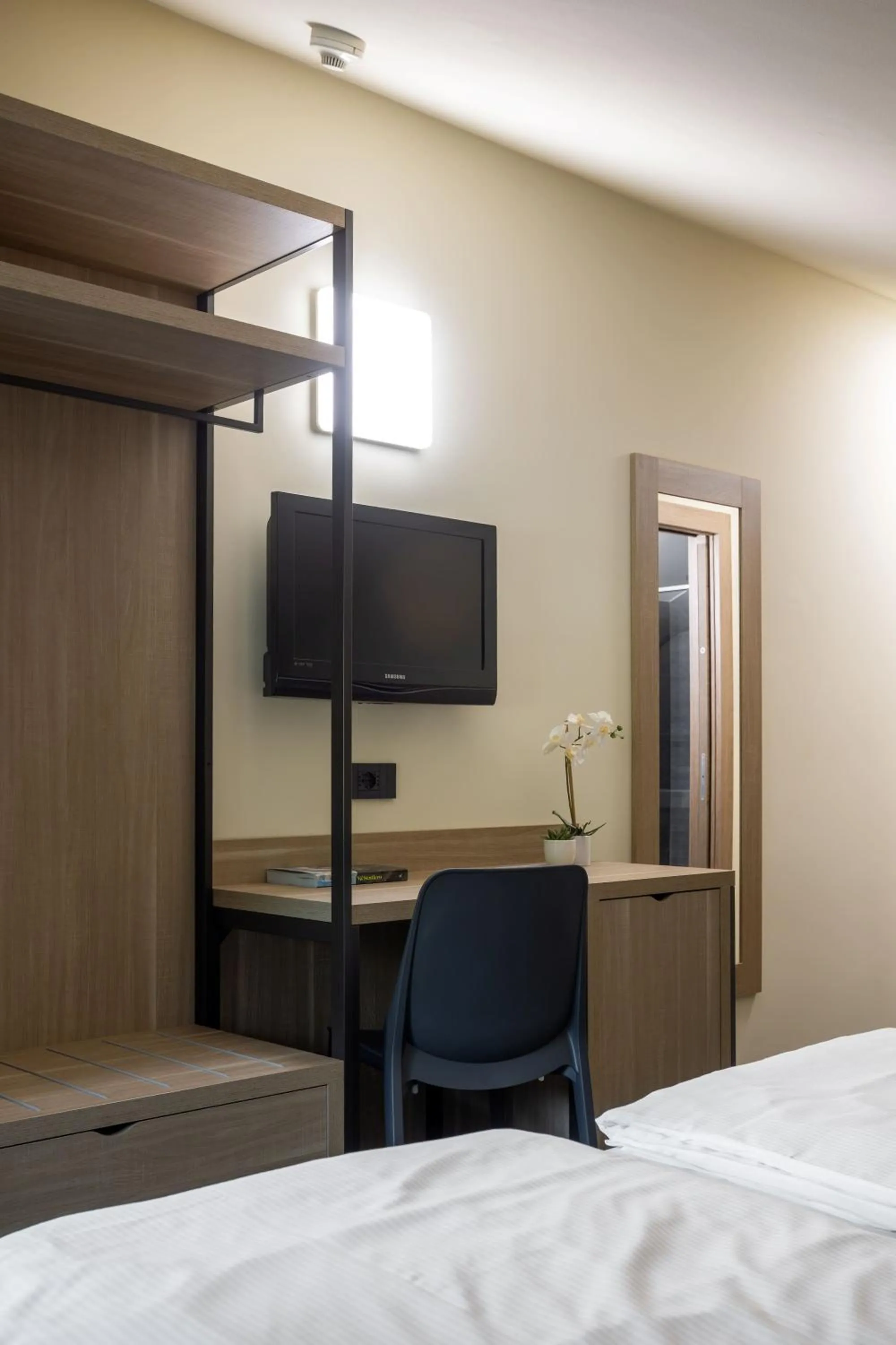 TV and multimedia, Bed in Hotel Loredana